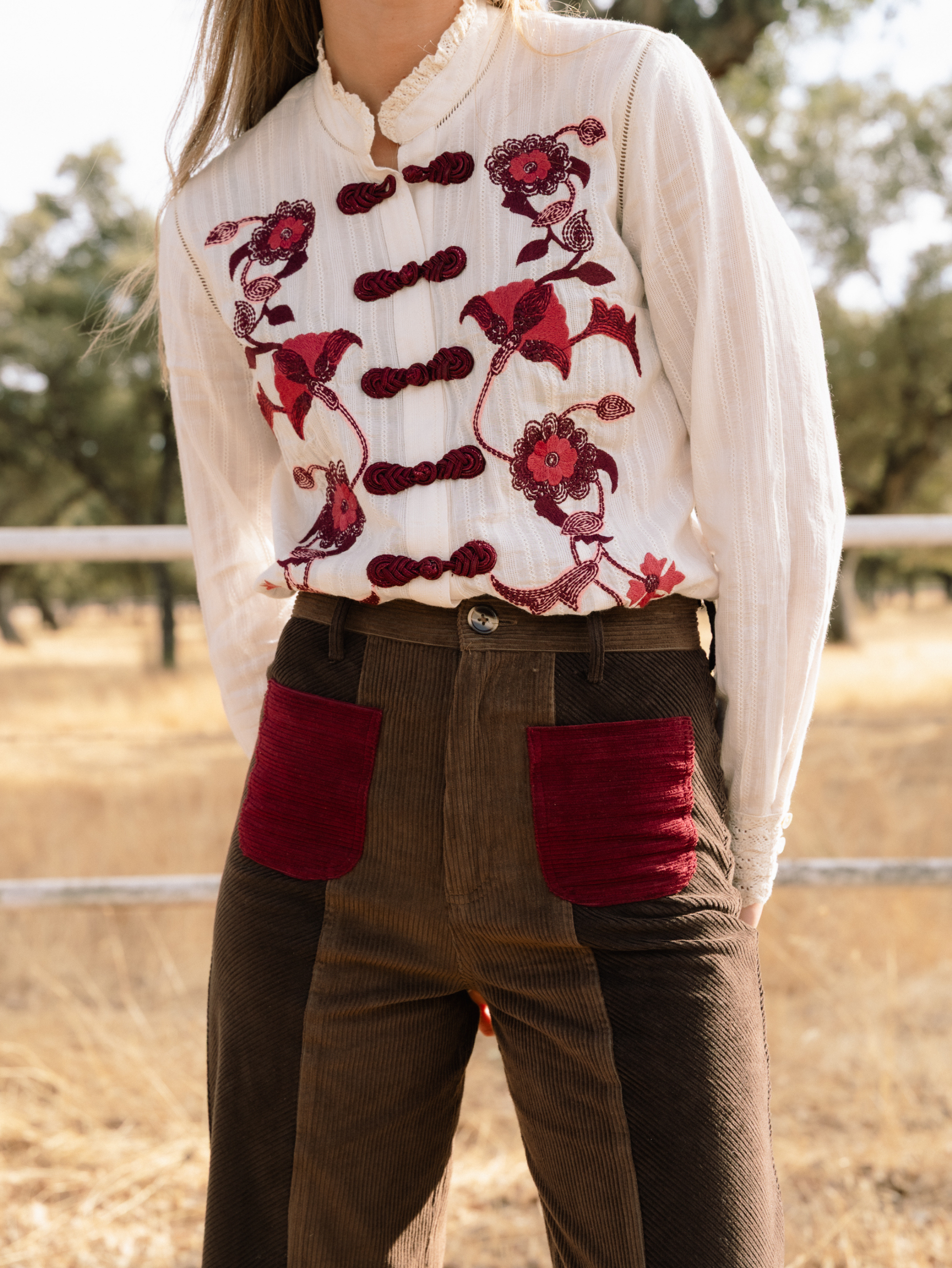 Outfit con pantalón de pana: la tendencia retro más elegante del invierno 2025