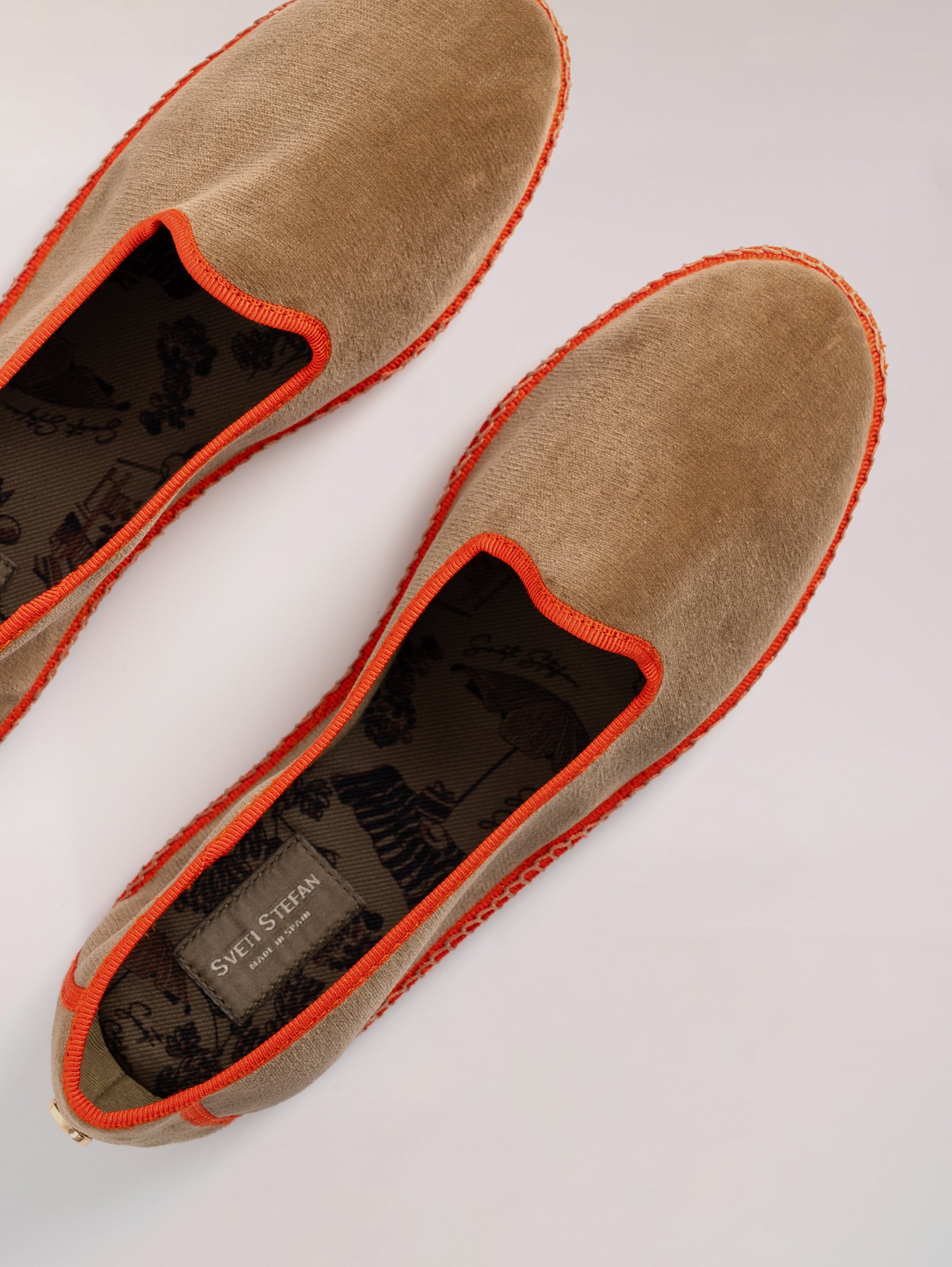 Venecianas-de-terciopelo-Svetis-Nikola-Cuero