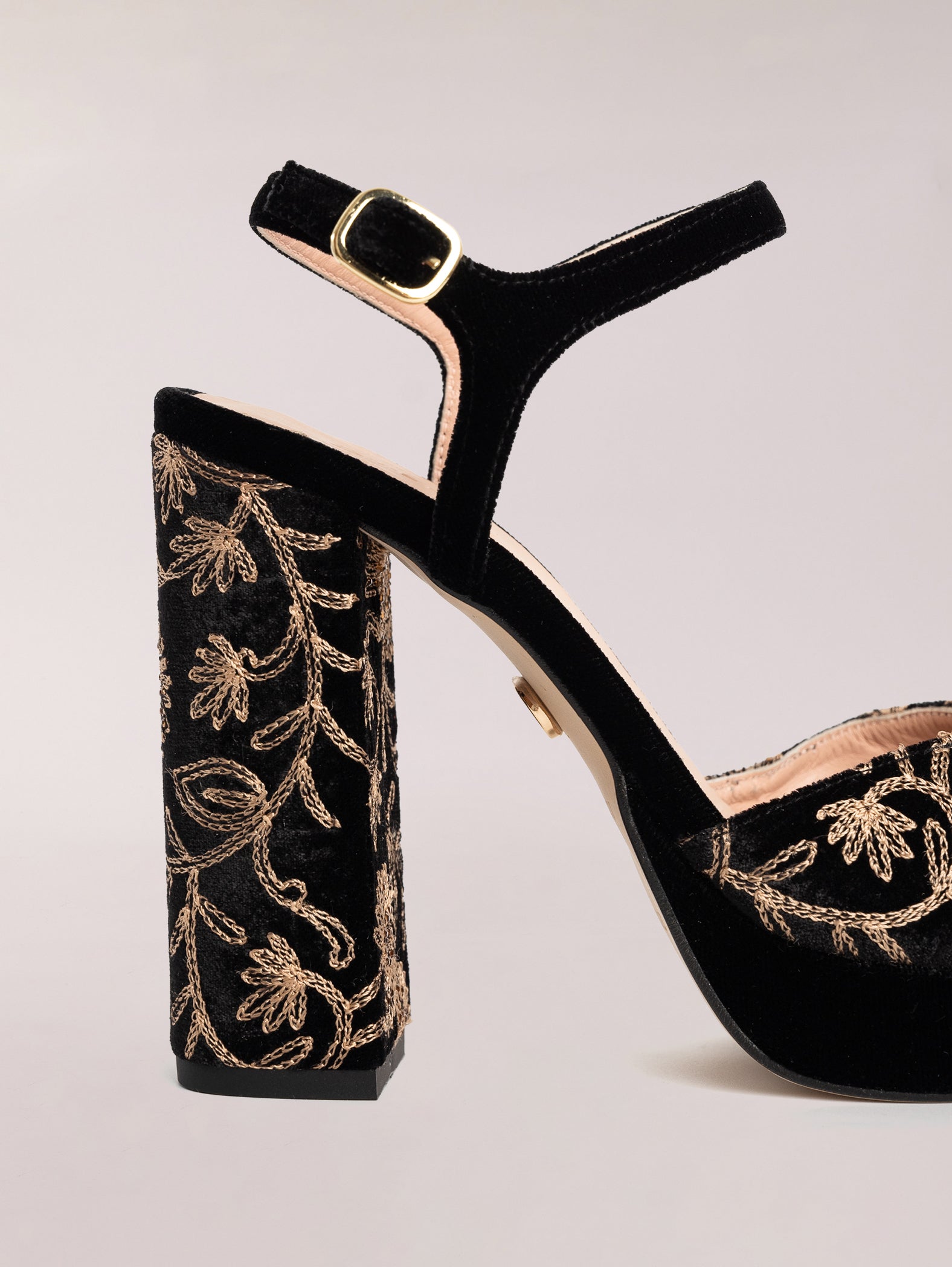 zapatos-de-tacón-negros-de-terciopelo