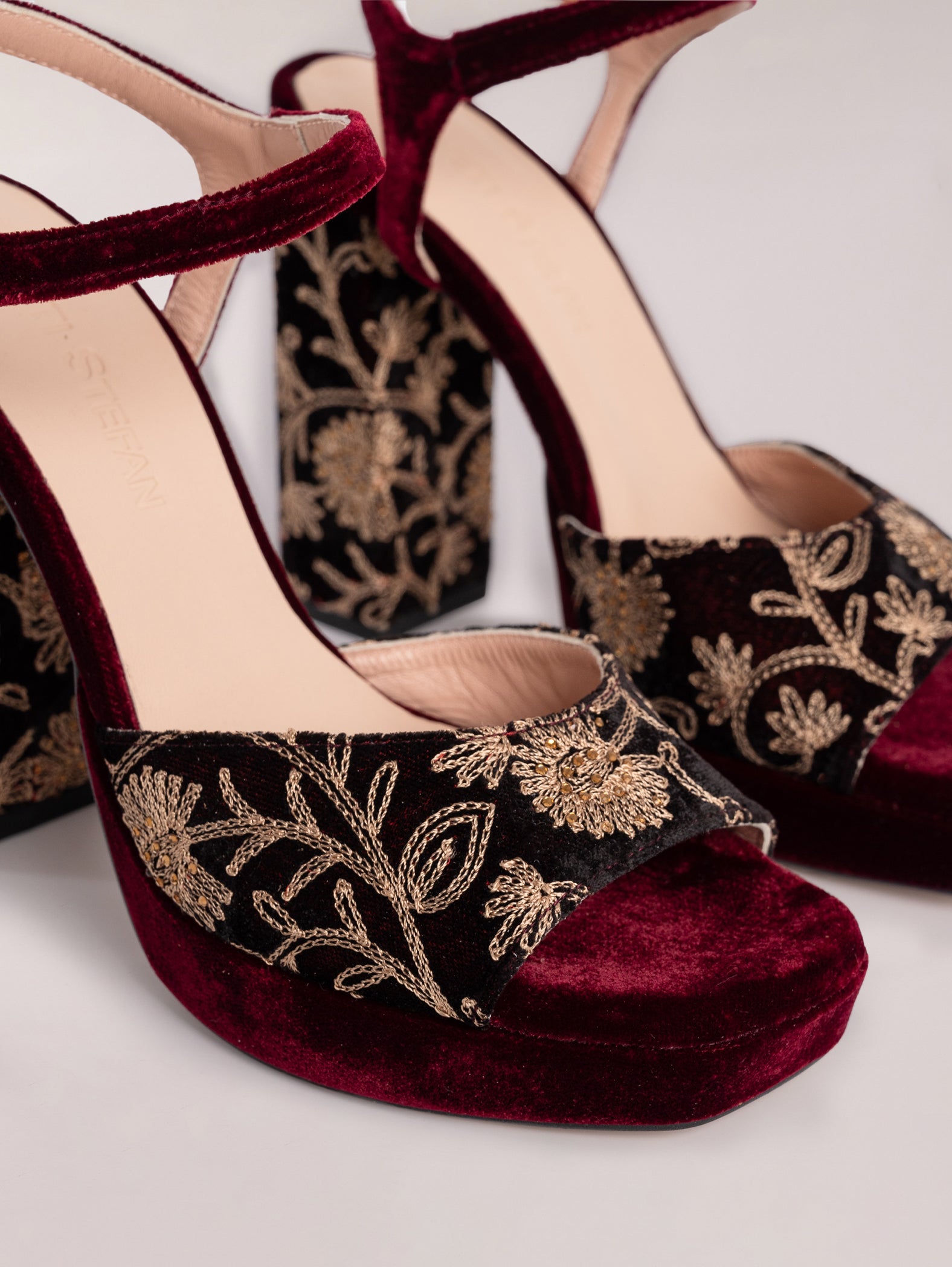 zapatos-de-tacón-burdeos-de-terciopelo