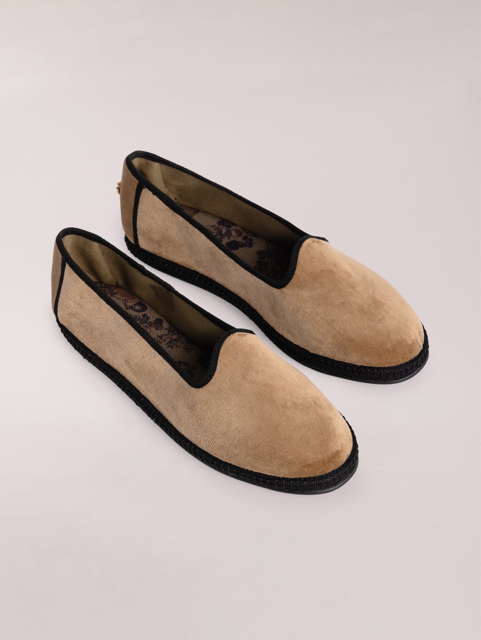 Venecianas-de-terciopelo-Svetis-Nikola-Camel-2