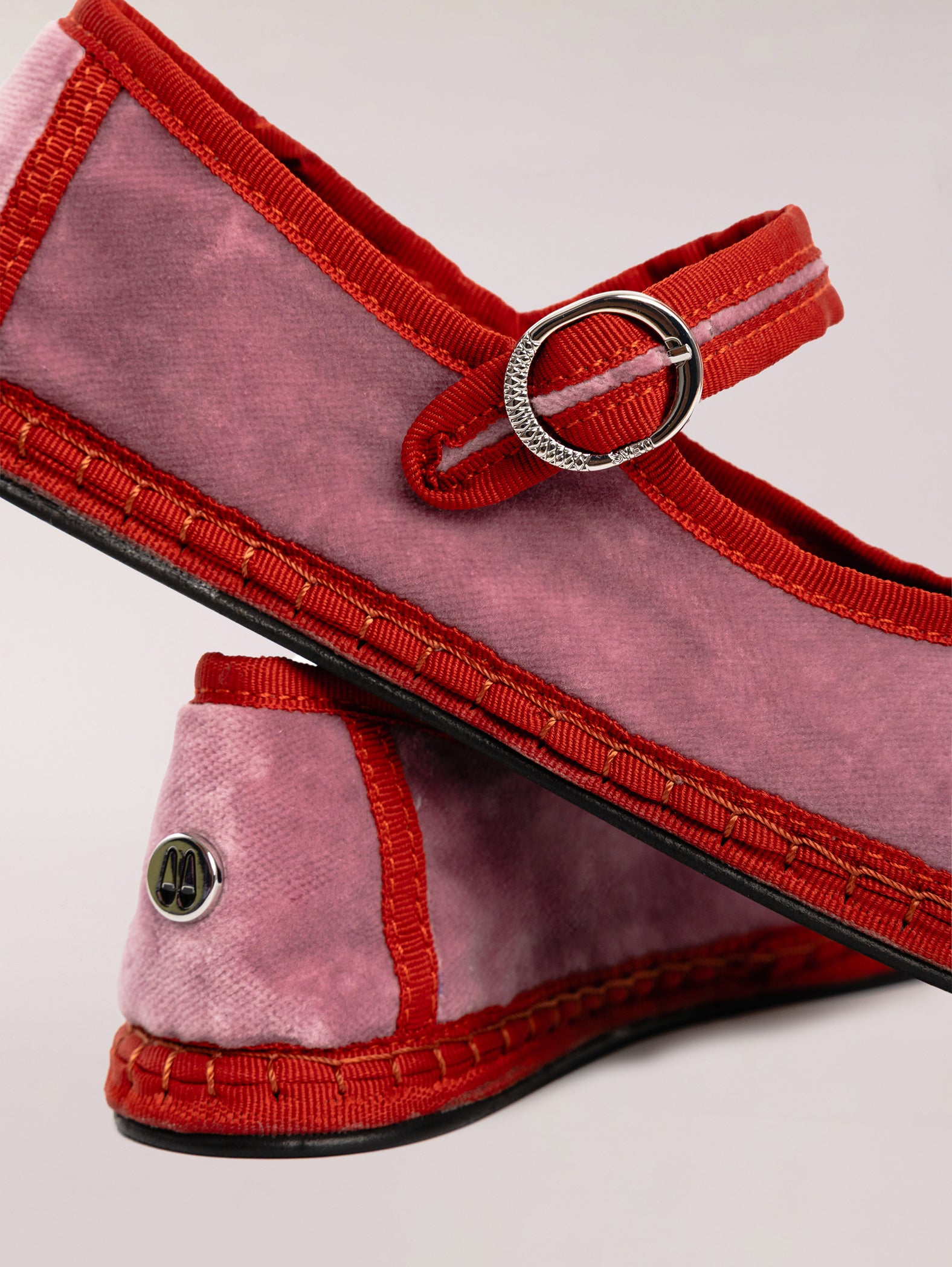 Bailarina-de-terciopelo-Svetis-Mary-Jane-Camelia