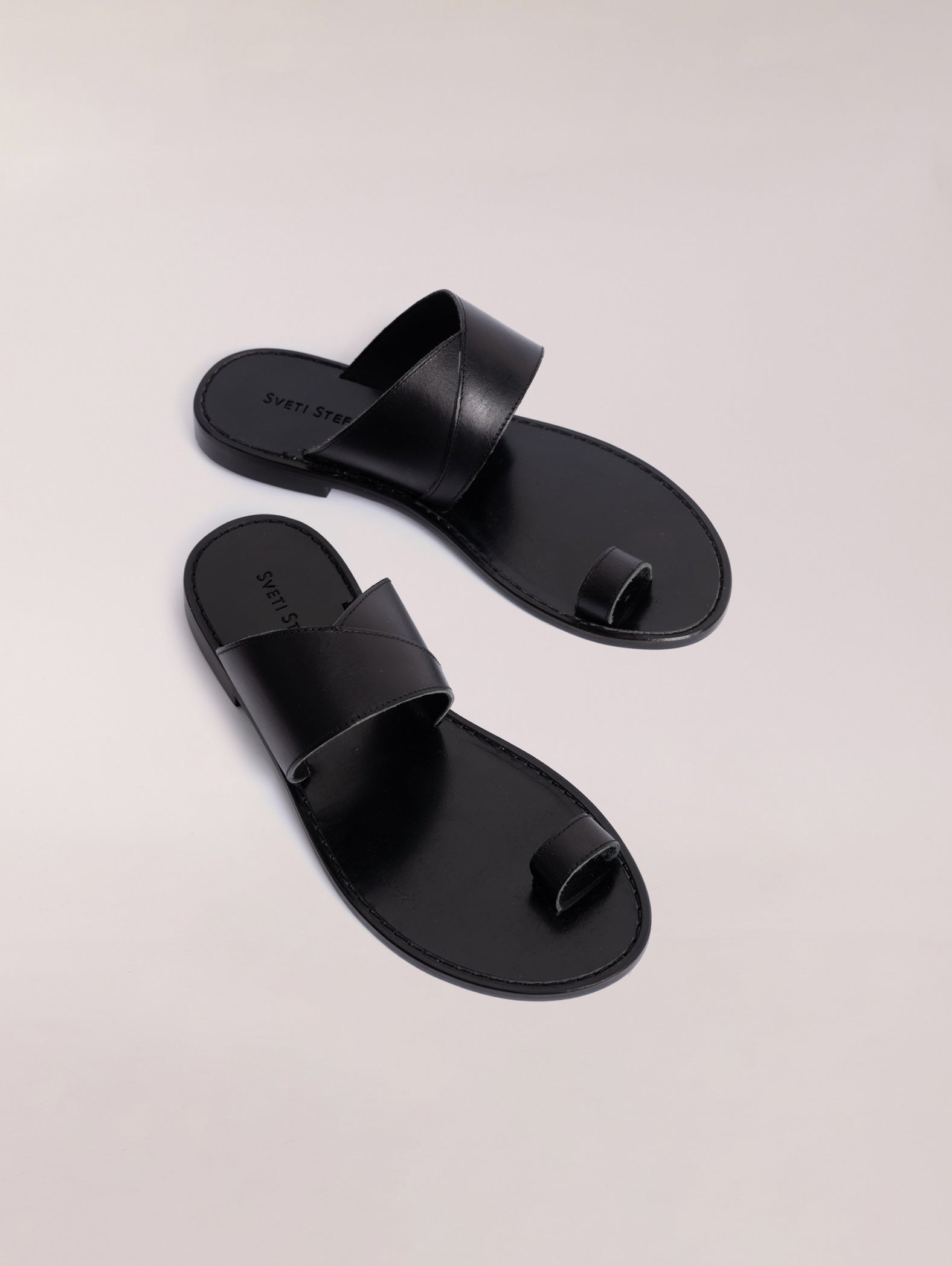 sandalias-planas-de-dedo-negra