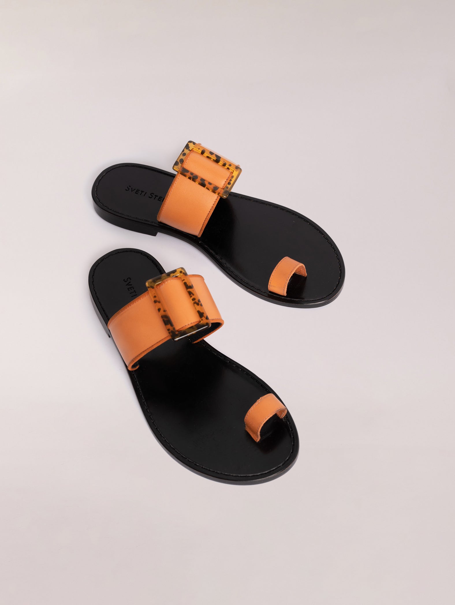 sandalias-planas-de-piel-con-hebilla-naranja