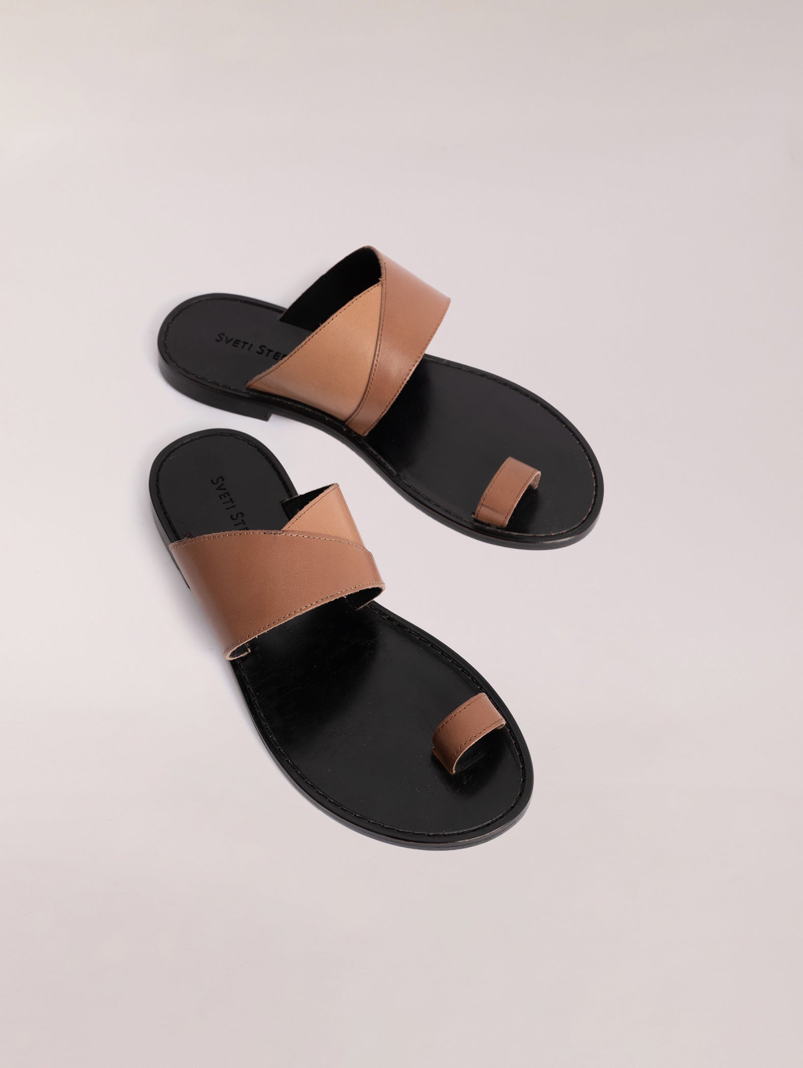 sandalias-planas-de-dedo-marrón