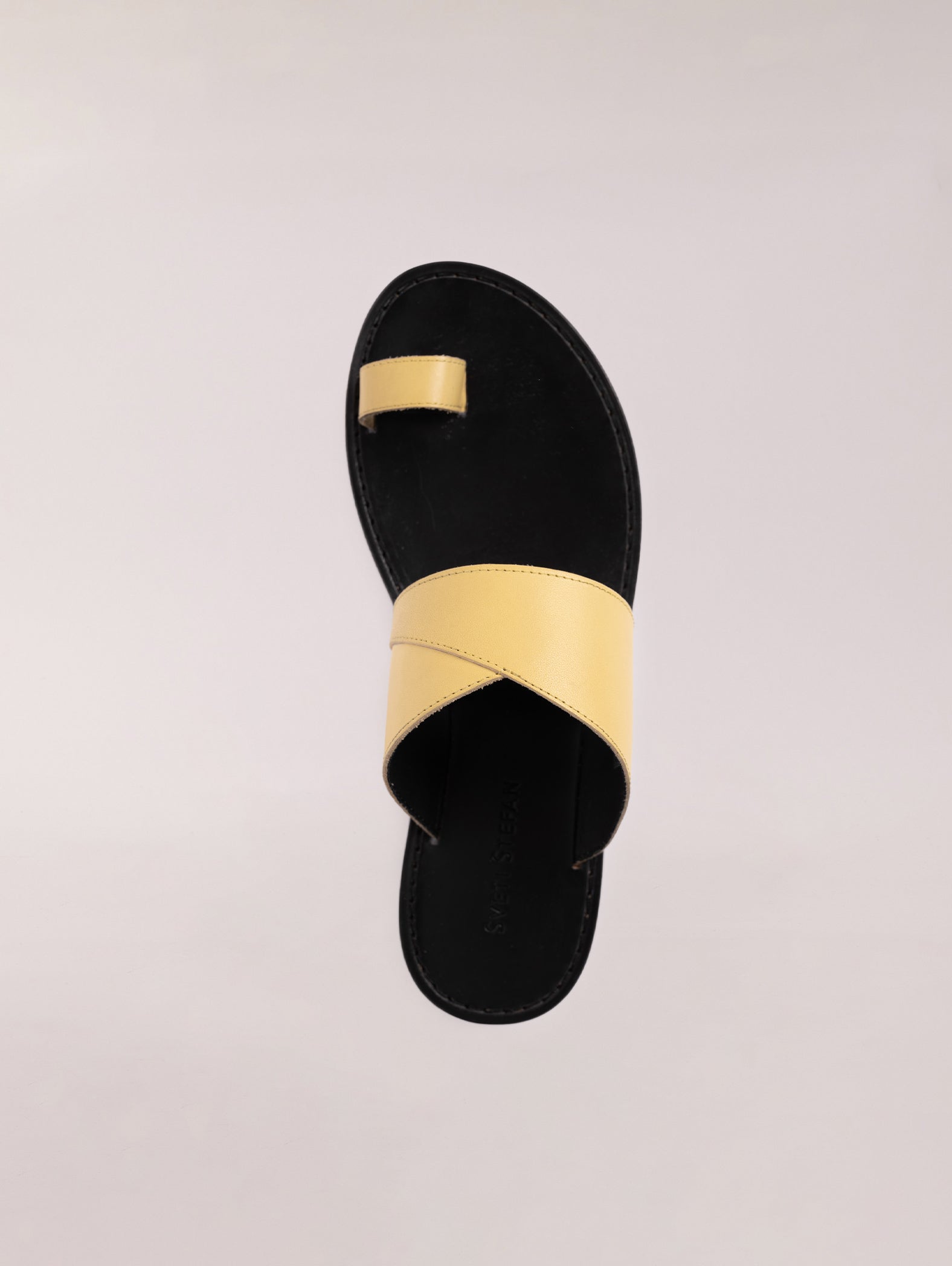 sandalias-planas-de-dedo-amarillas