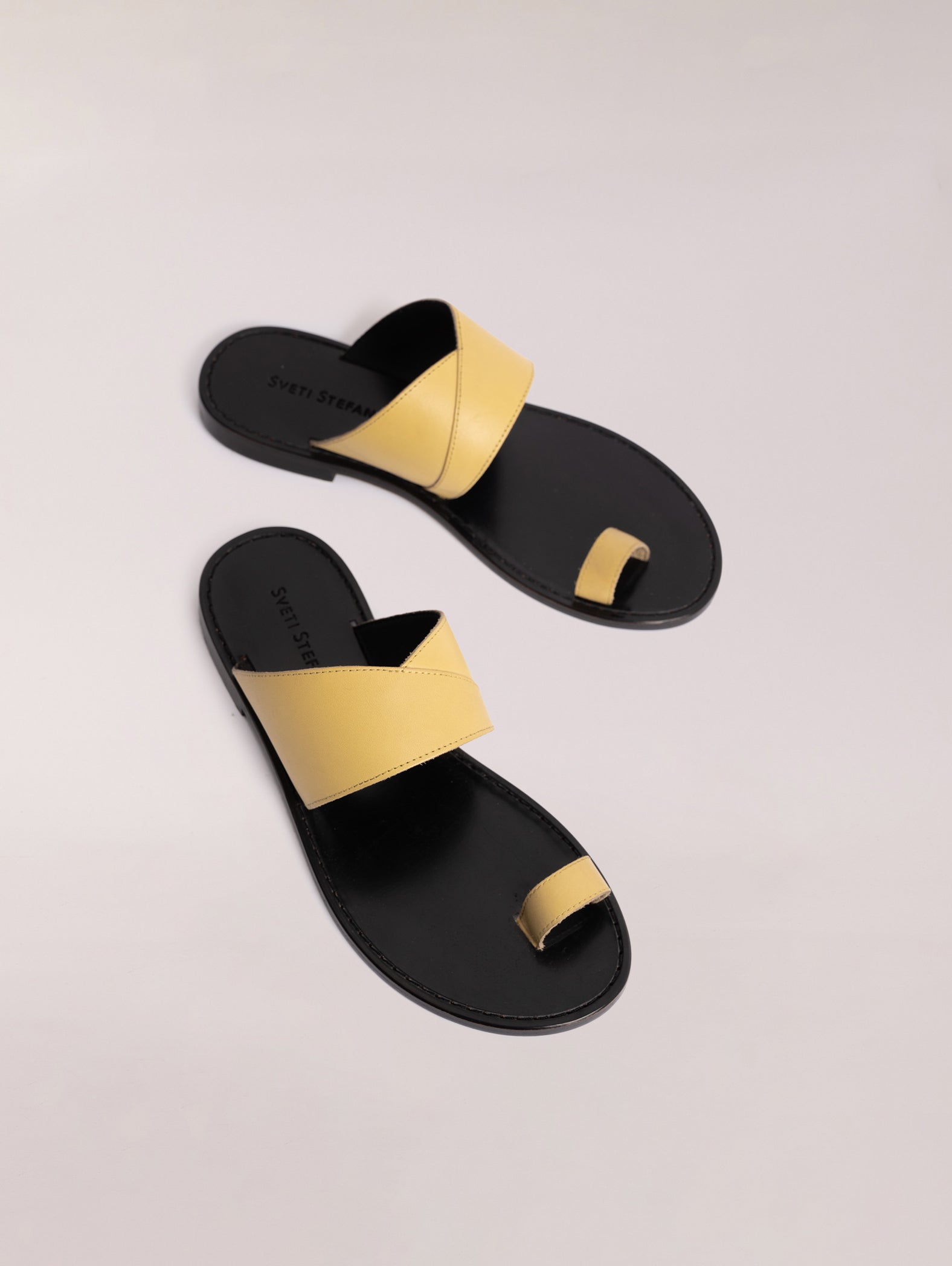 sandalias-planas-de-dedo-amarillas