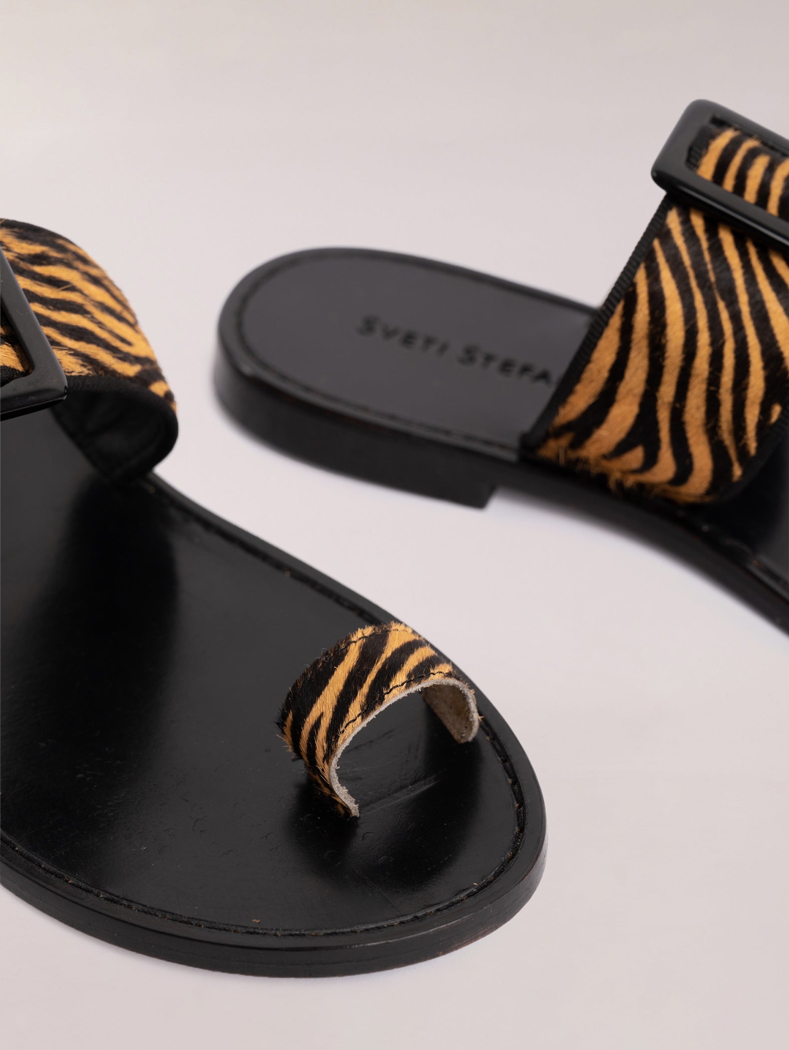 sandalias-planas-de-piel-con-hebilla-animal-print