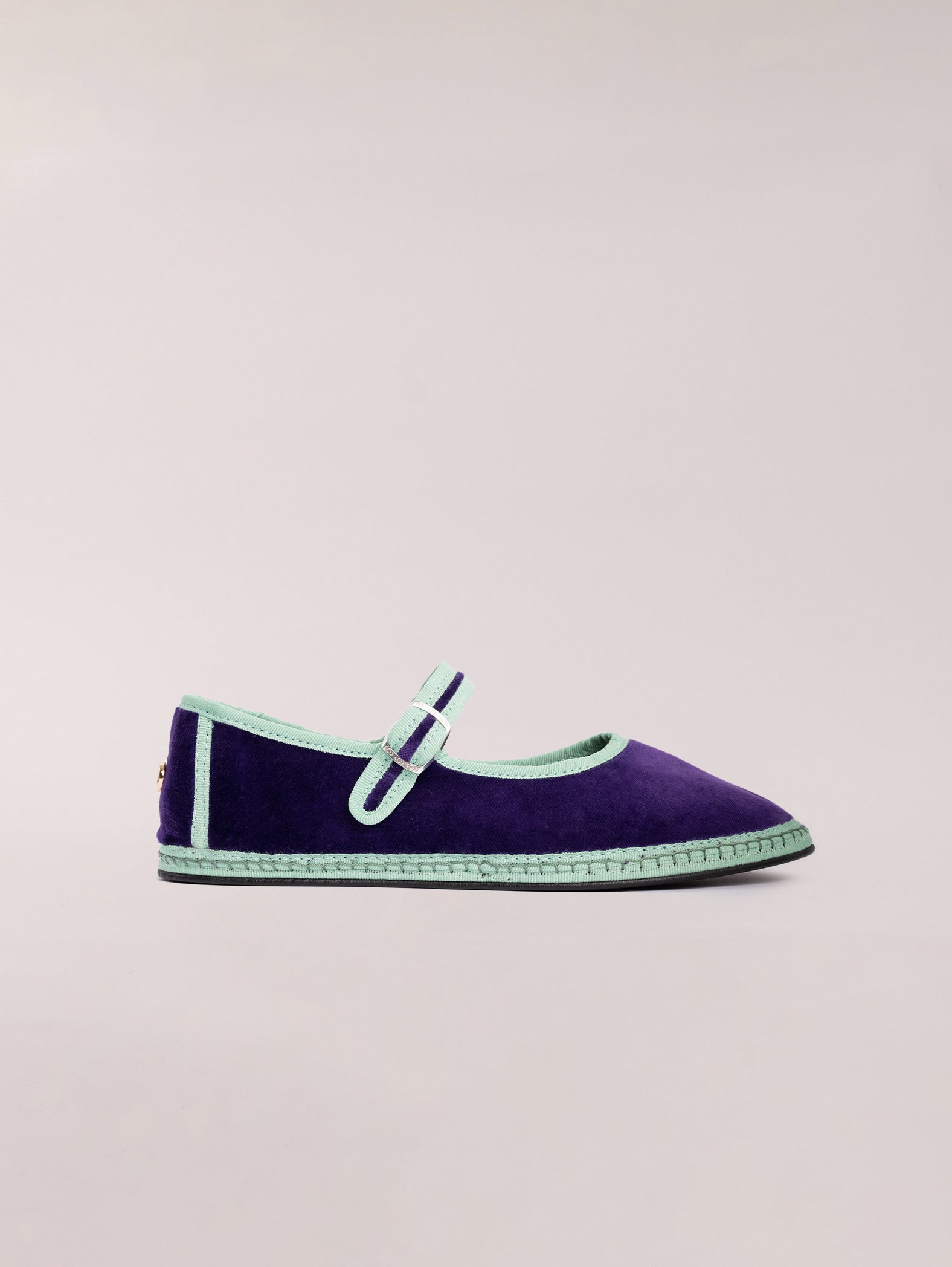 mary-jane-lucrecia-en-terciopelo-violeta