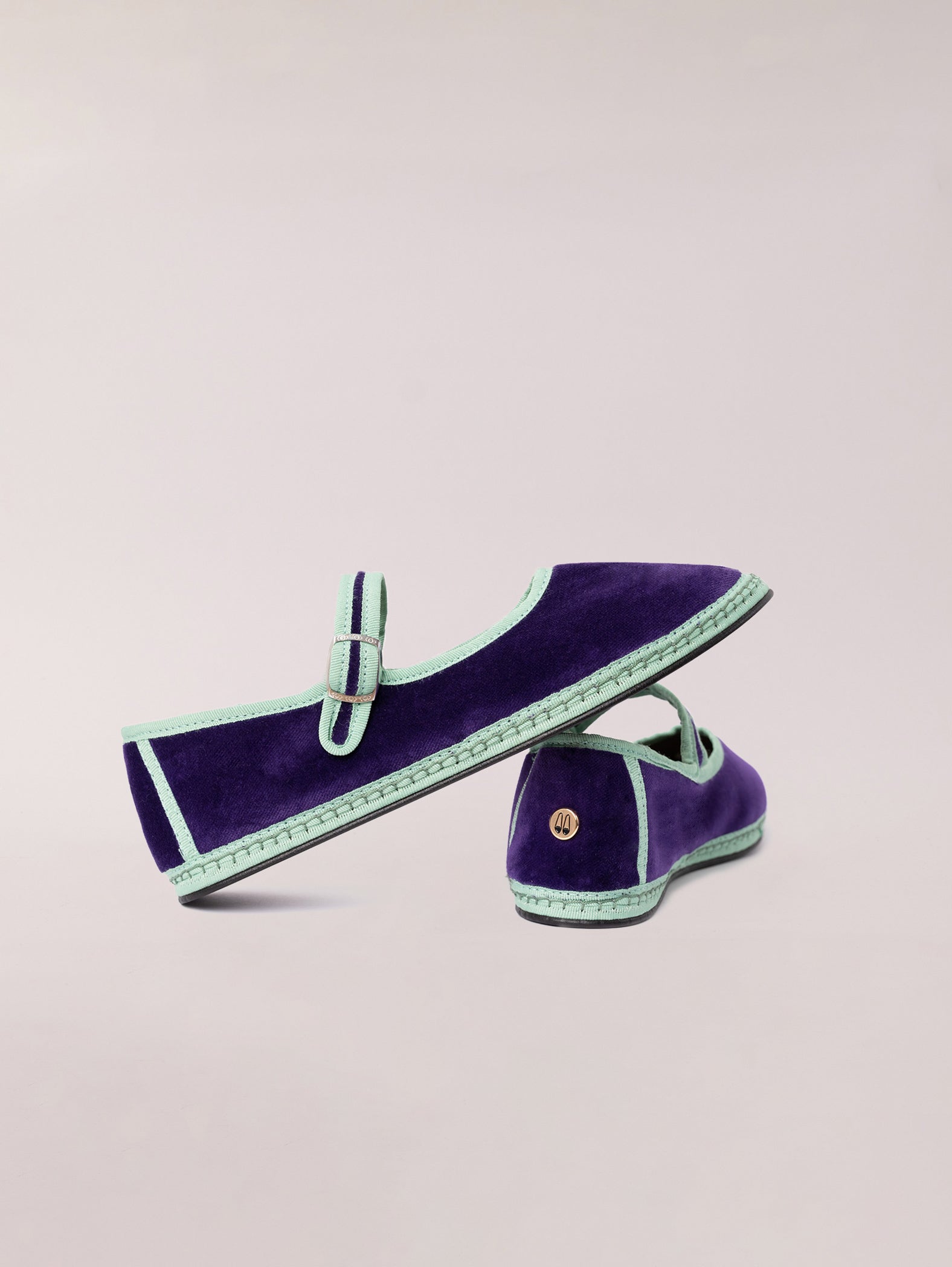 mary-jane-lucrecia-en-terciopelo-violeta