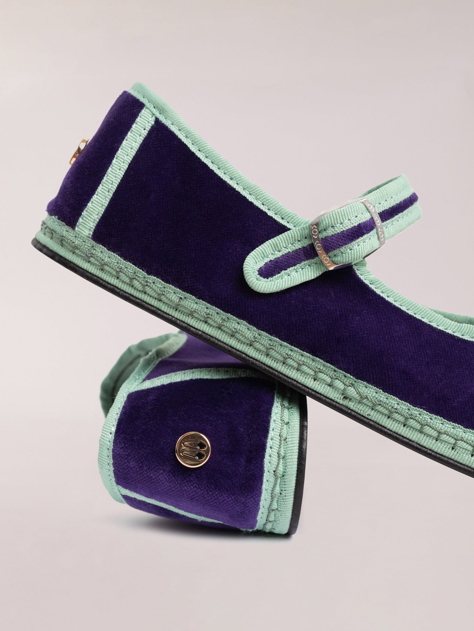 mary-jane-lucrecia-en-terciopelo-violeta