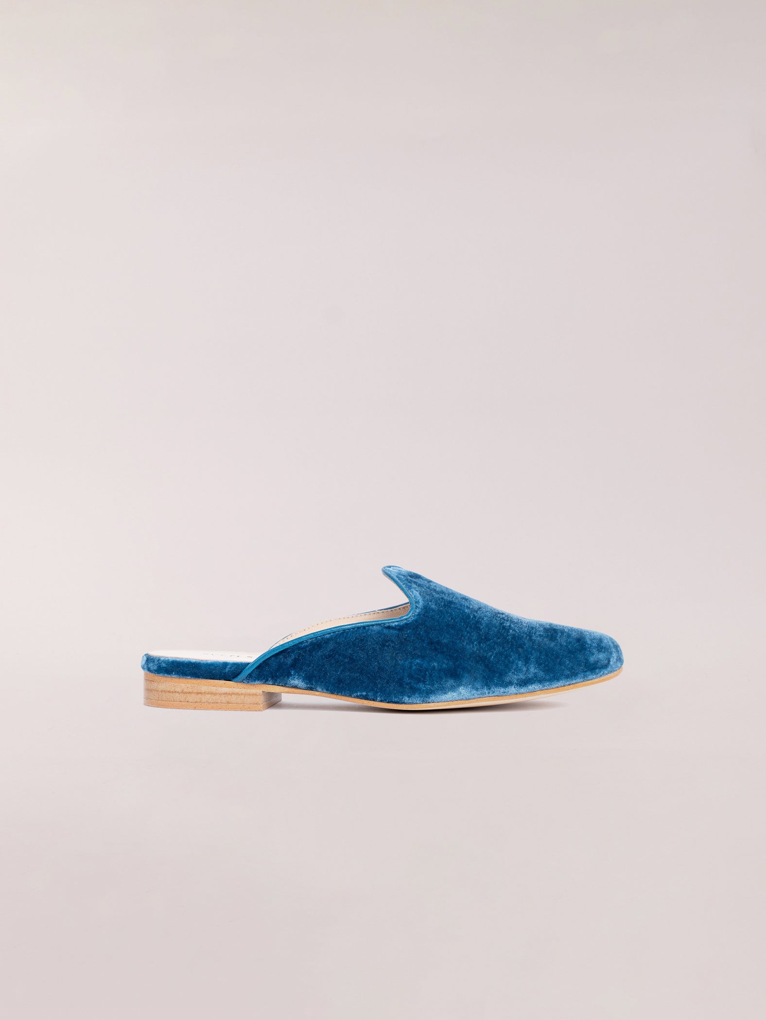 mules-de-terciopelo-azul