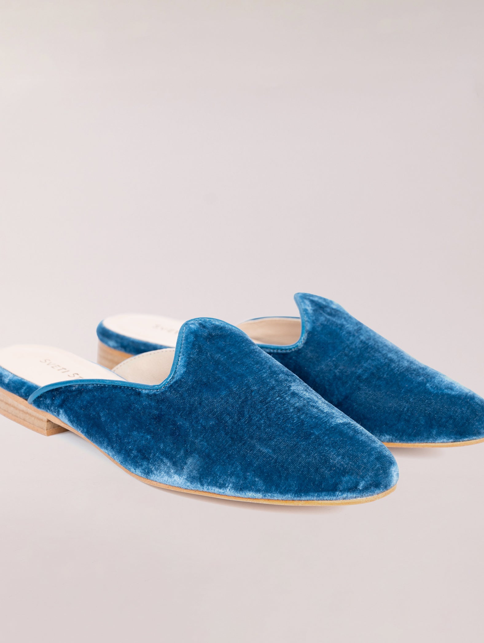 mules-de-terciopelo-azul