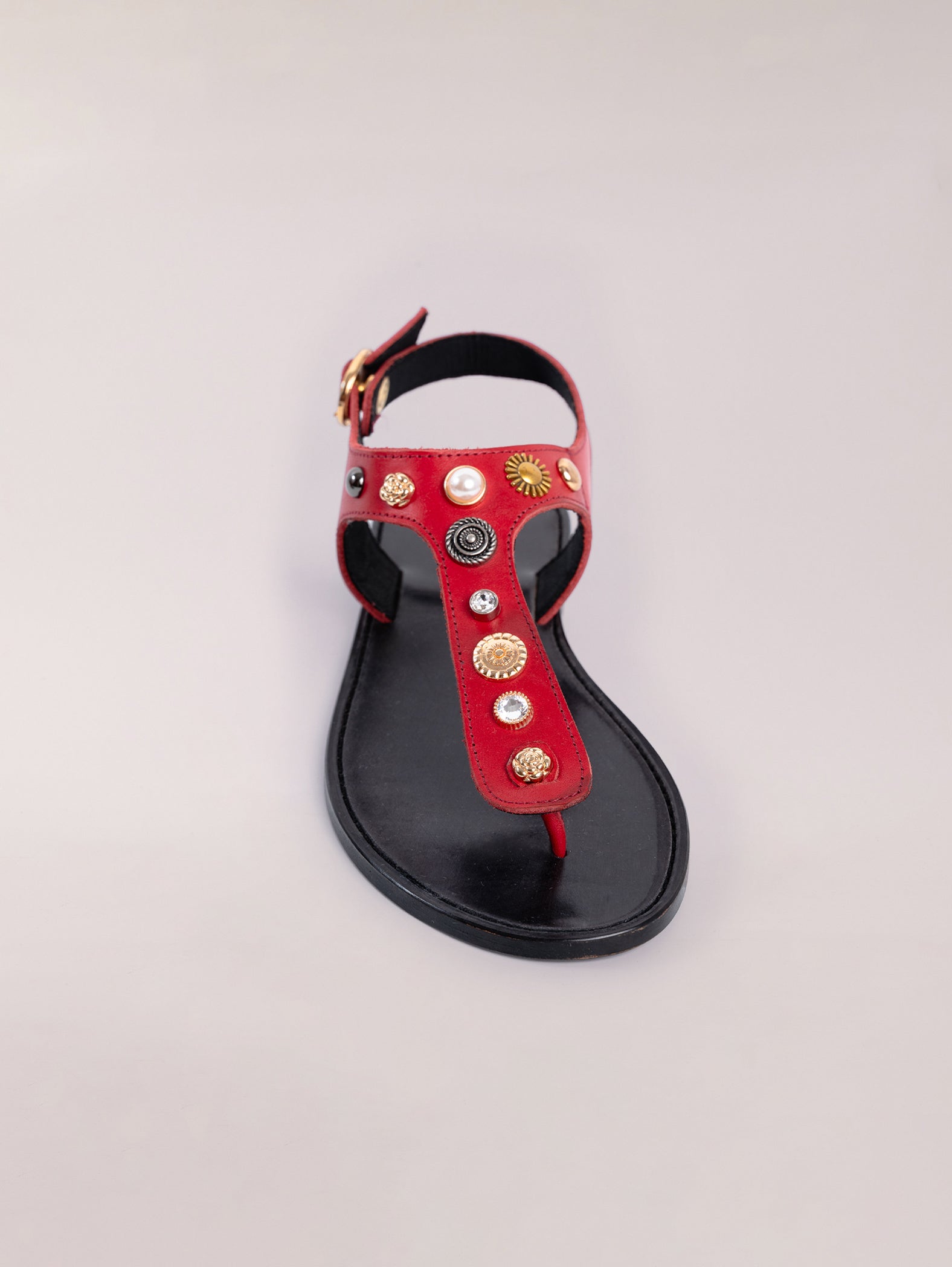 sandalias-planas-de-piel-con-tachuelas-roja