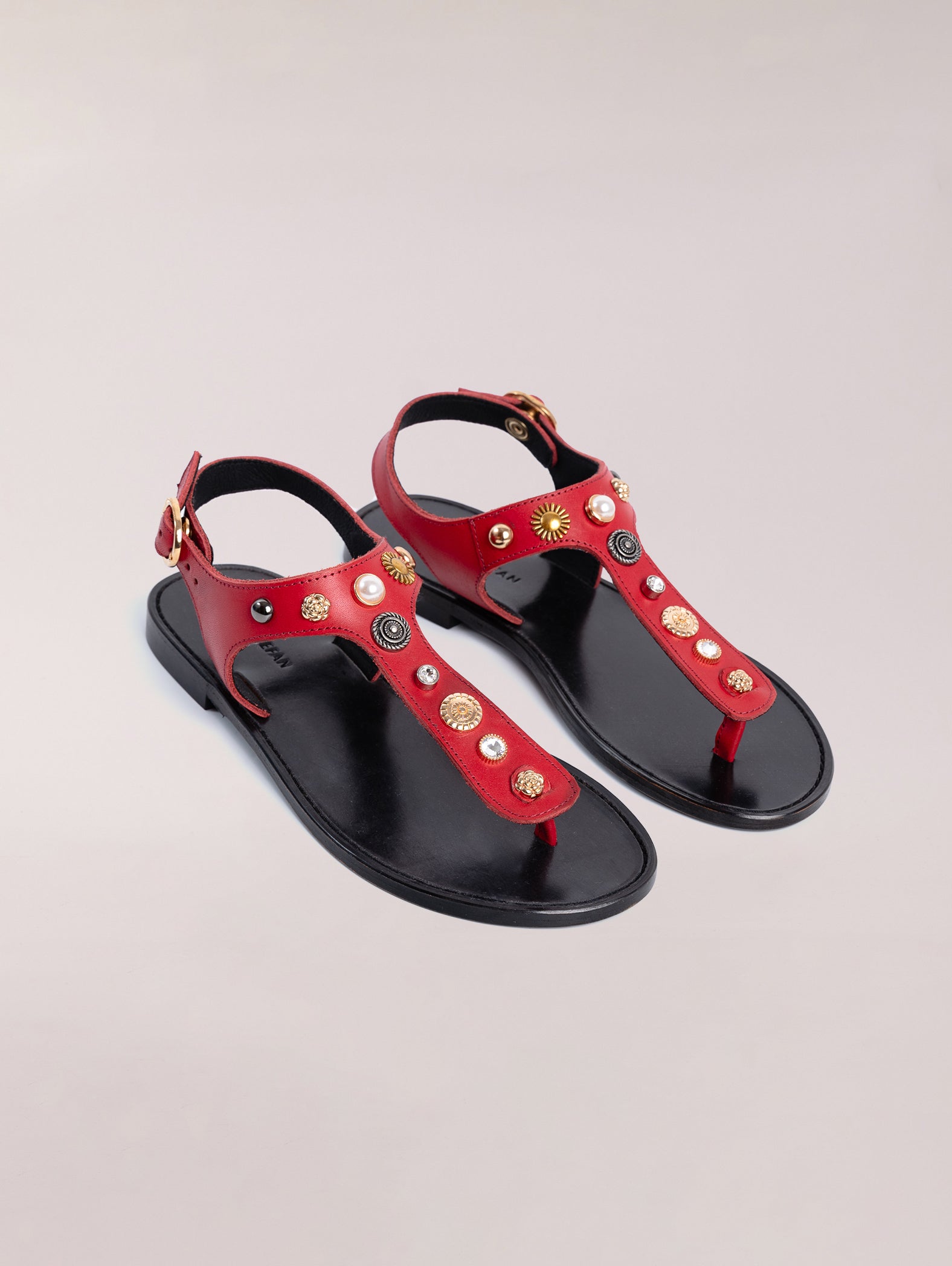 sandalias-planas-de-piel-con-tachuelas-roja