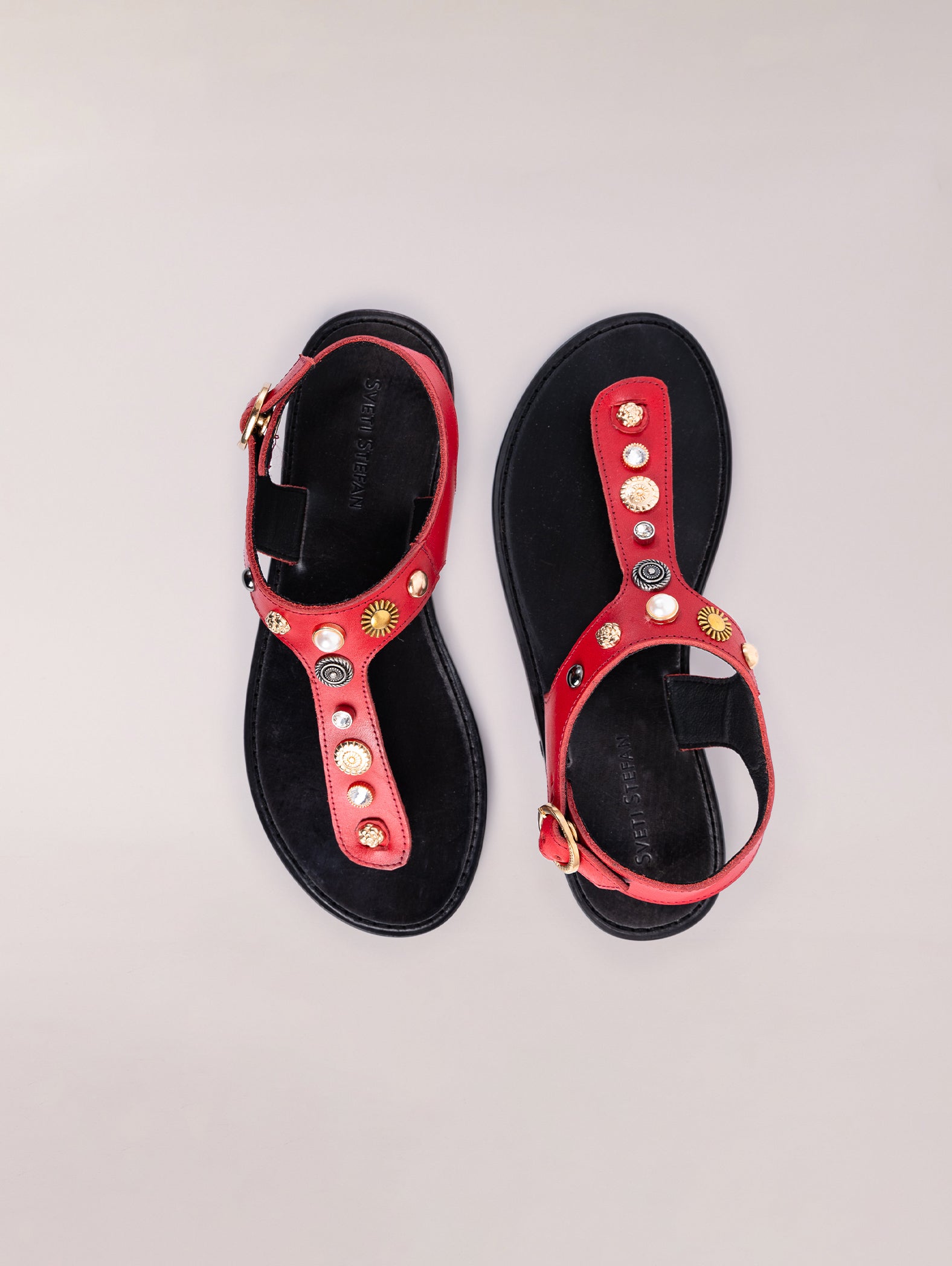 sandalias-planas-de-piel-con-tachuelas-roja