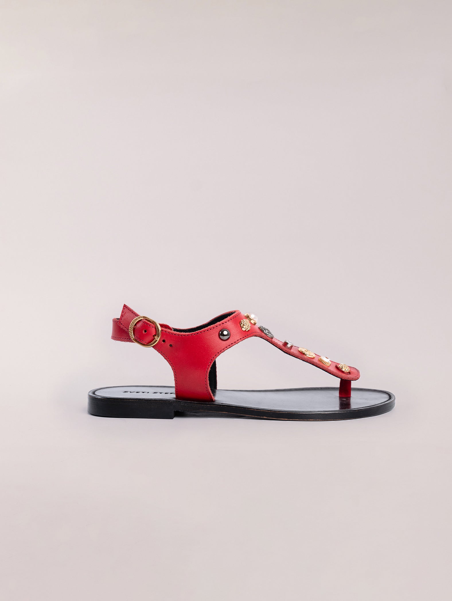 sandalias-planas-de-piel-con-tachuelas-roja