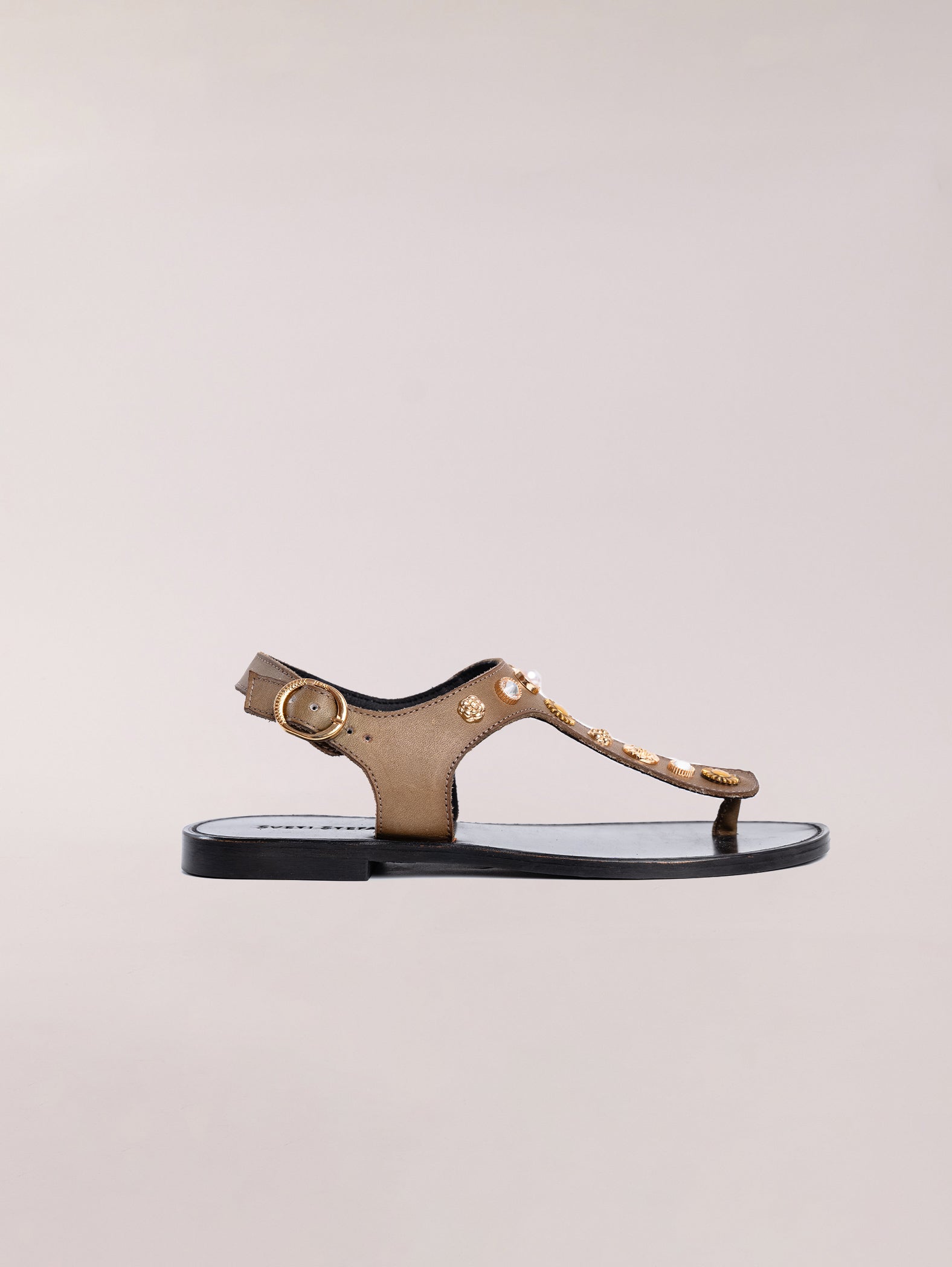sandalias-planas-de-piel-con-tachuelas-kaki