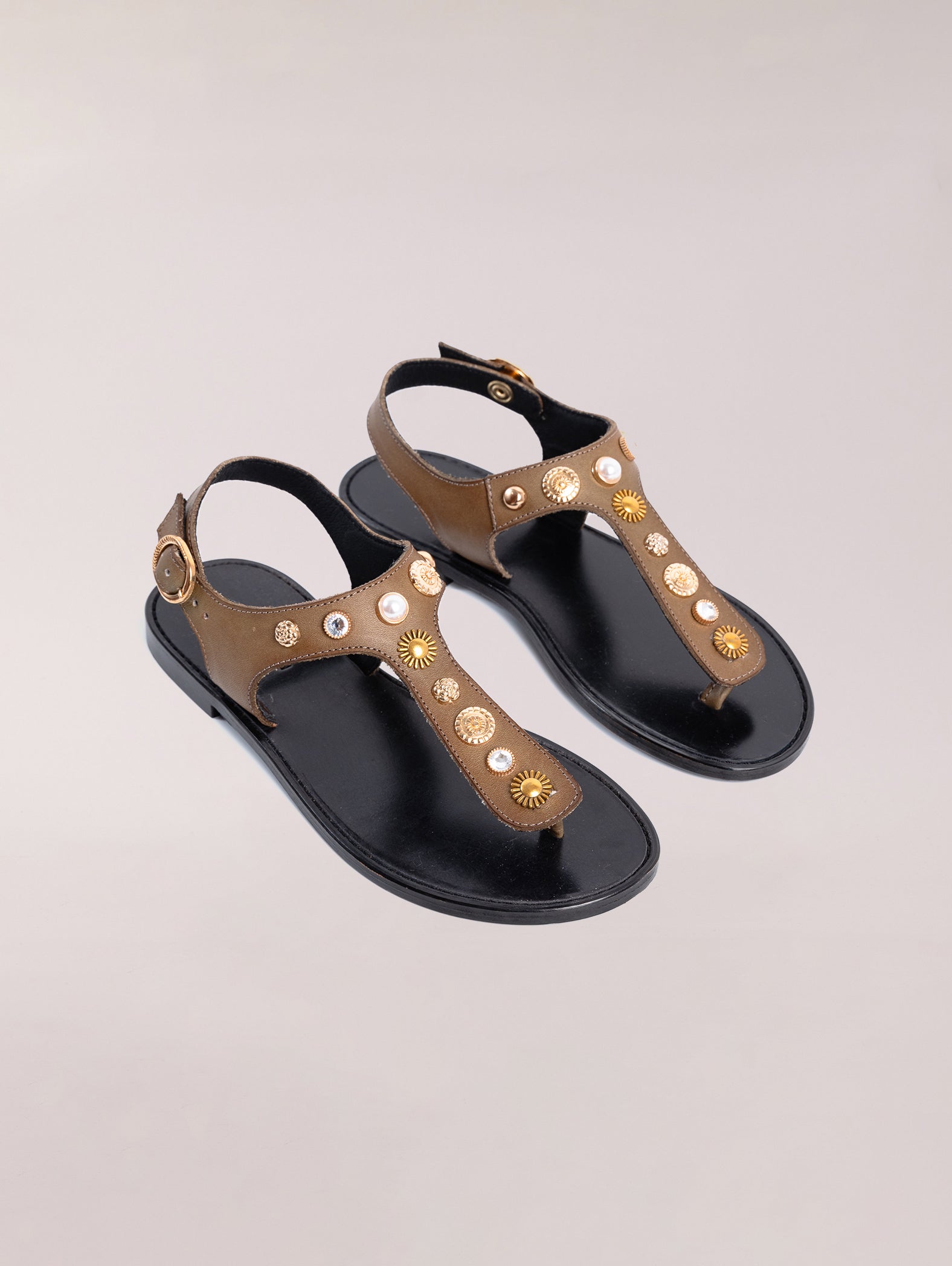sandalias-planas-de-piel-con-tachuelas-kaki