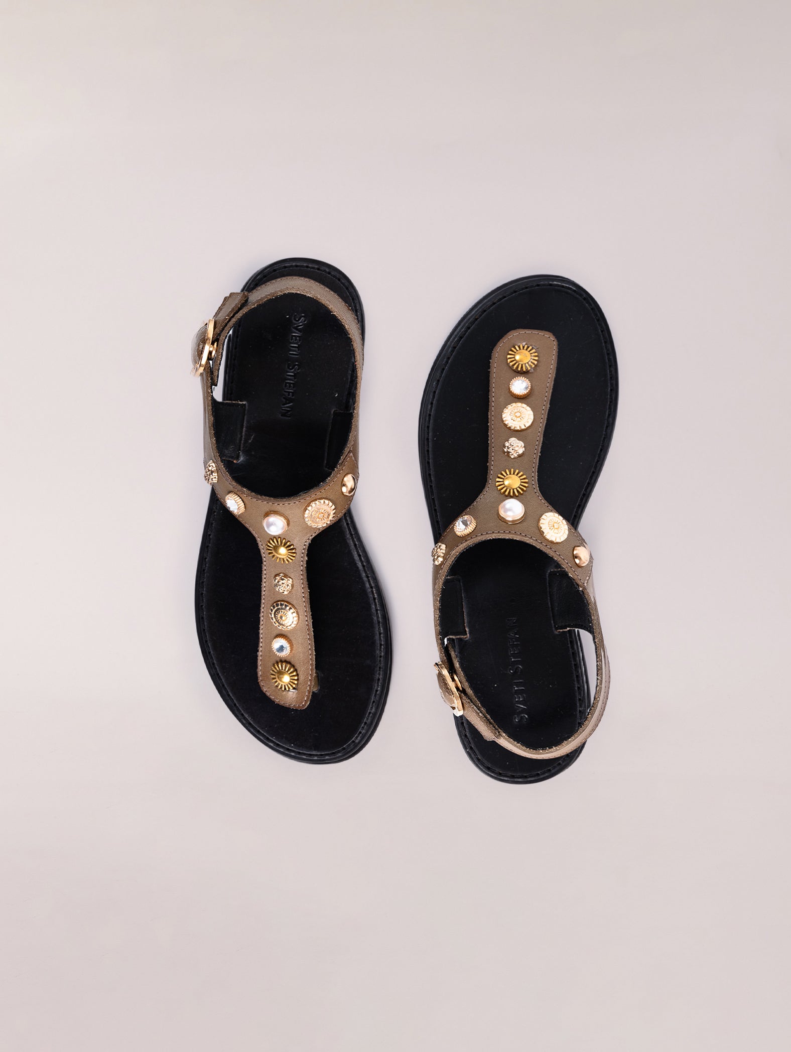 sandalias-planas-de-piel-con-tachuelas-kaki