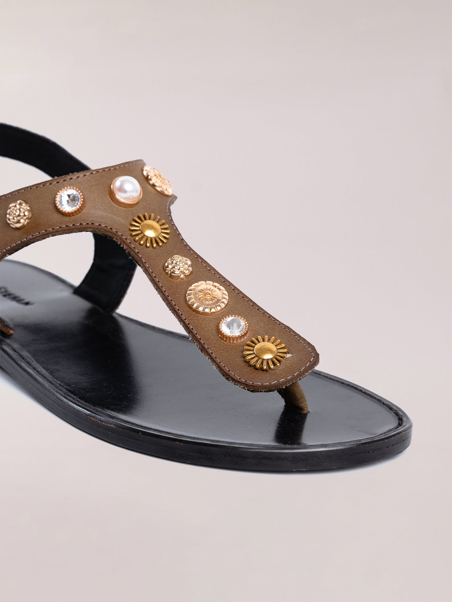 sandalias-planas-de-piel-con-tachuelas-kaki