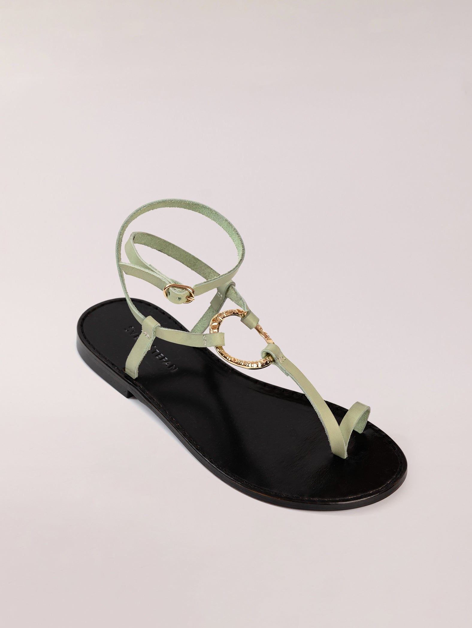 sandalias-planas-de-tiras-cruzadas-verde