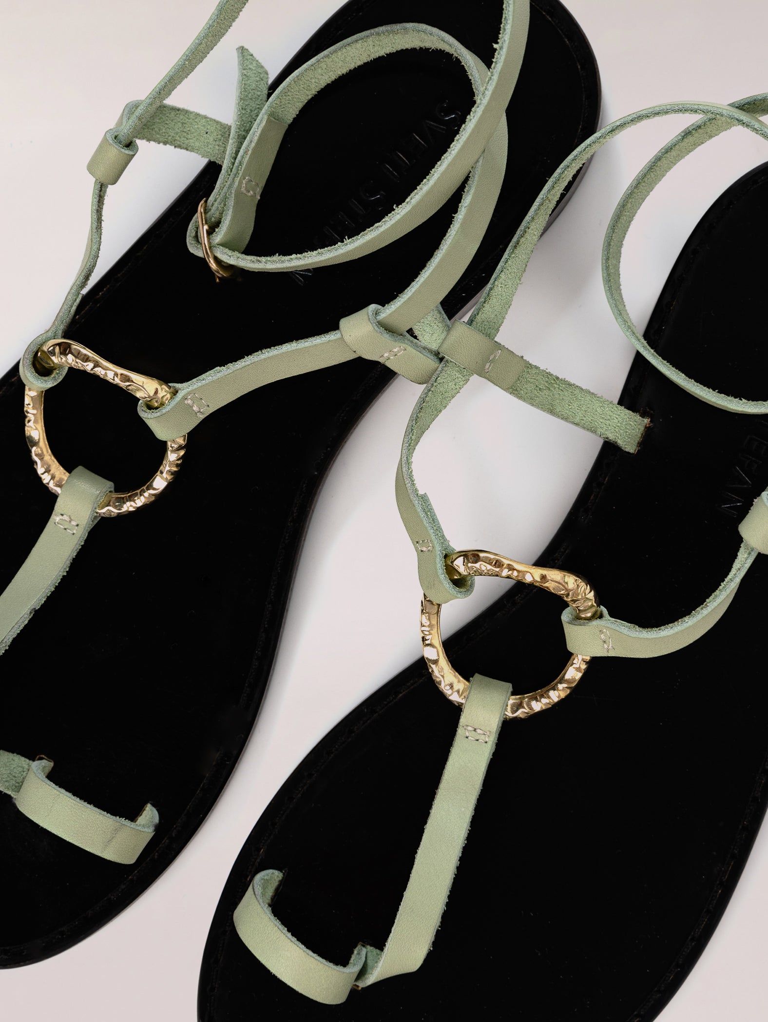 sandalias-planas-de-tiras-cruzadas-verde