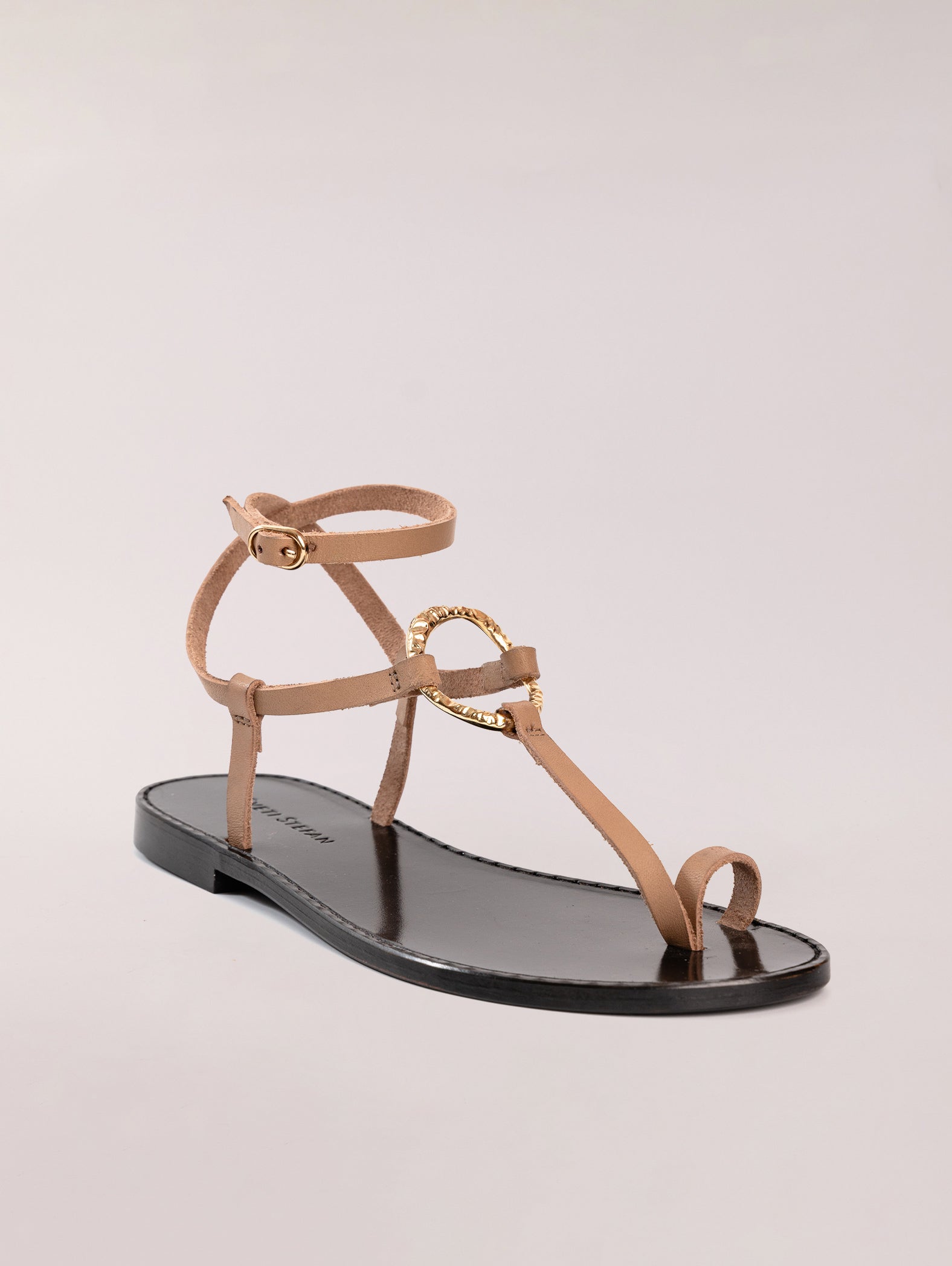 sandalias-planas-de-tiras-cruzadas-marrón