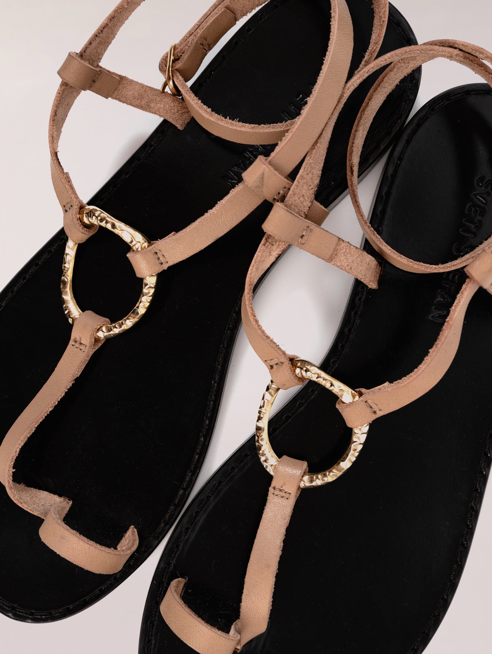 sandalias-planas-de-tiras-cruzadas-marrón