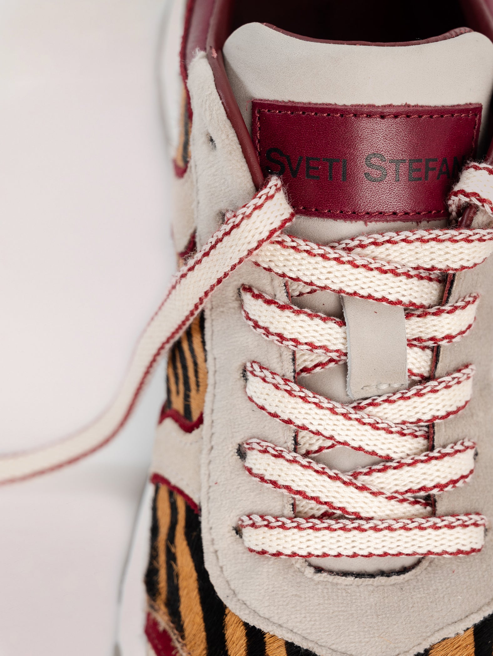 Detalles zapatillas deportivas de vestir animal print