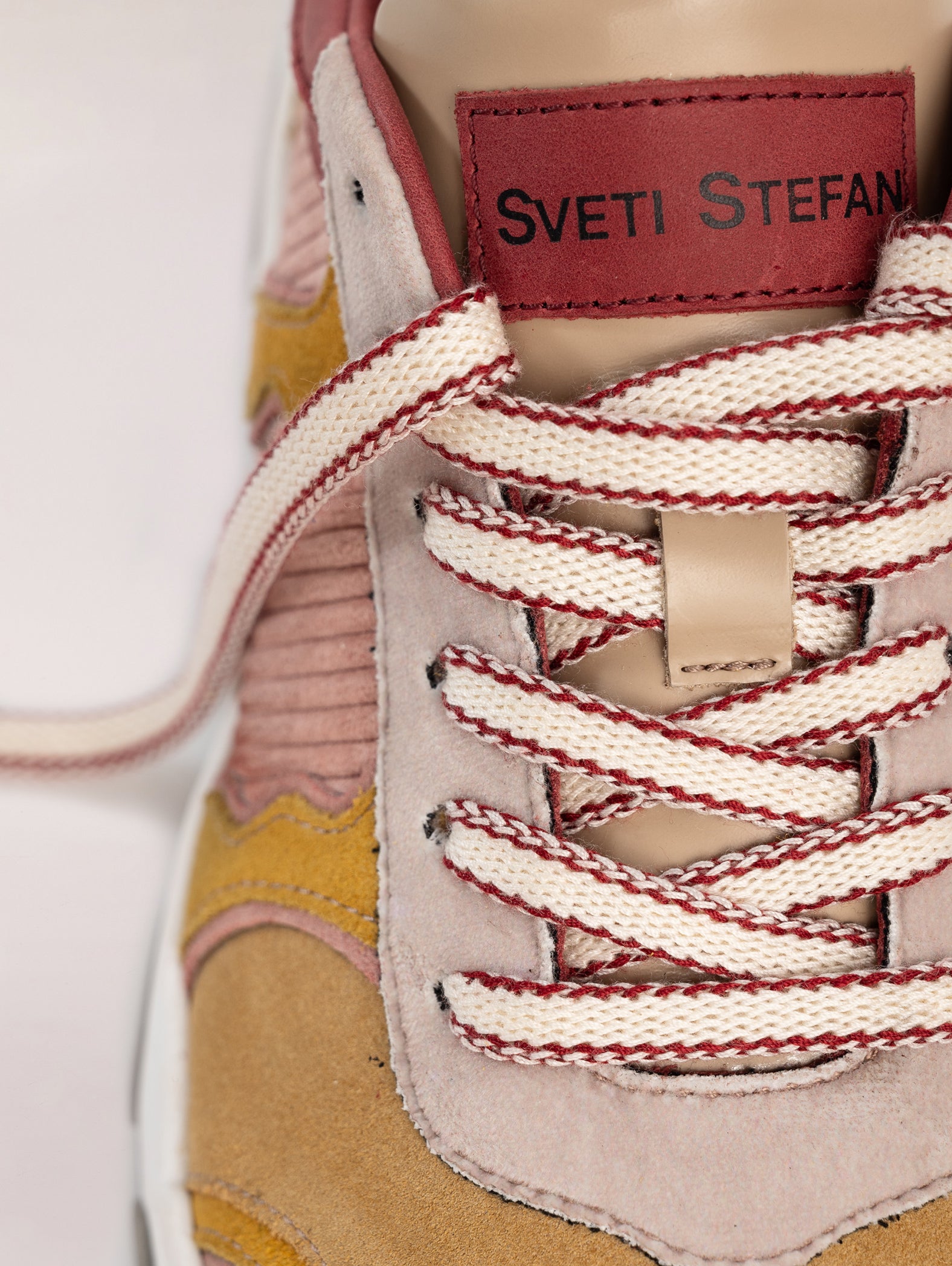 Detalles zapatilas deportivas de vestir texturas amarillo