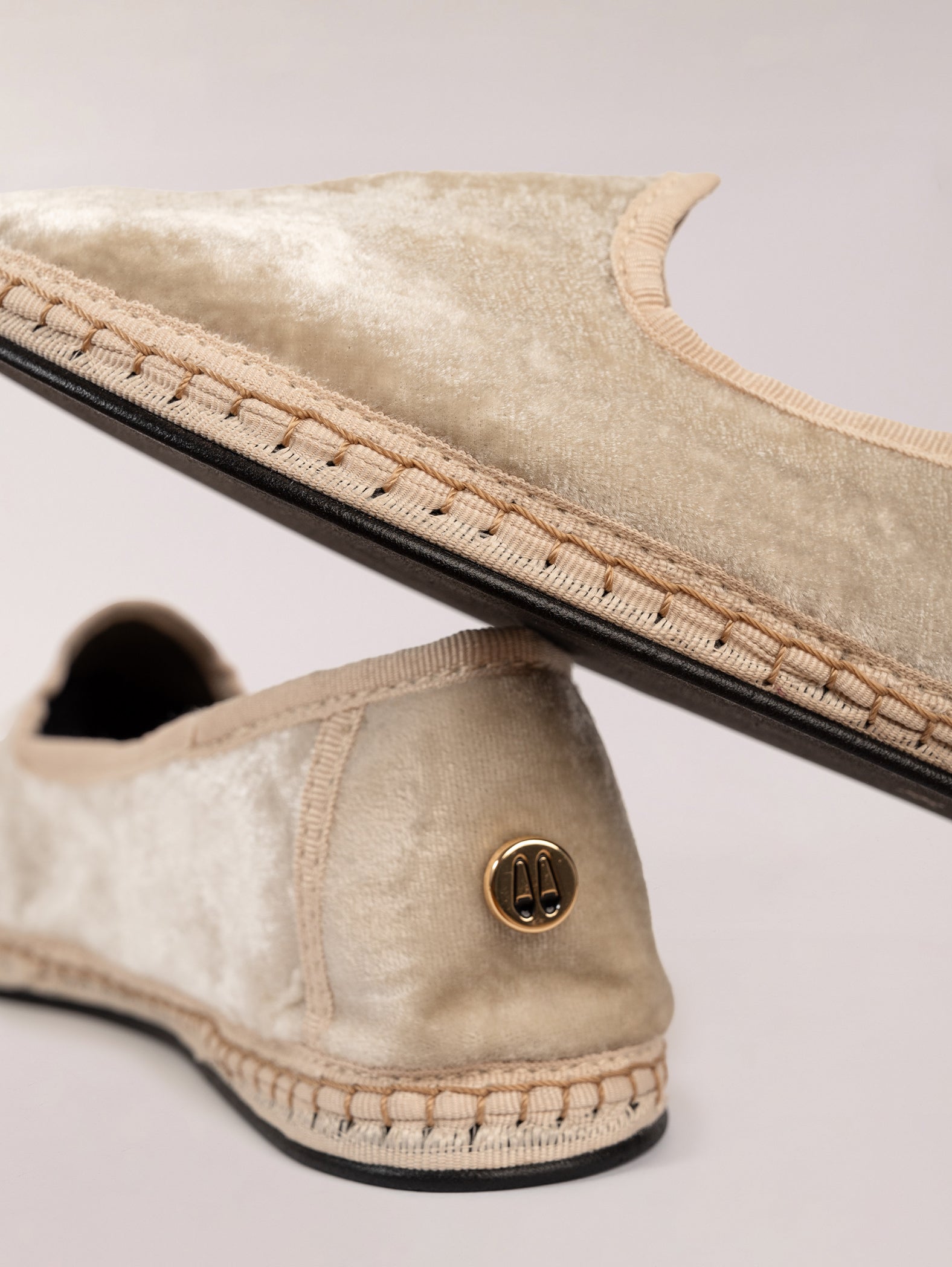 Venecianas-de-terciopelo-Svetis-Nikola-Creamy-2