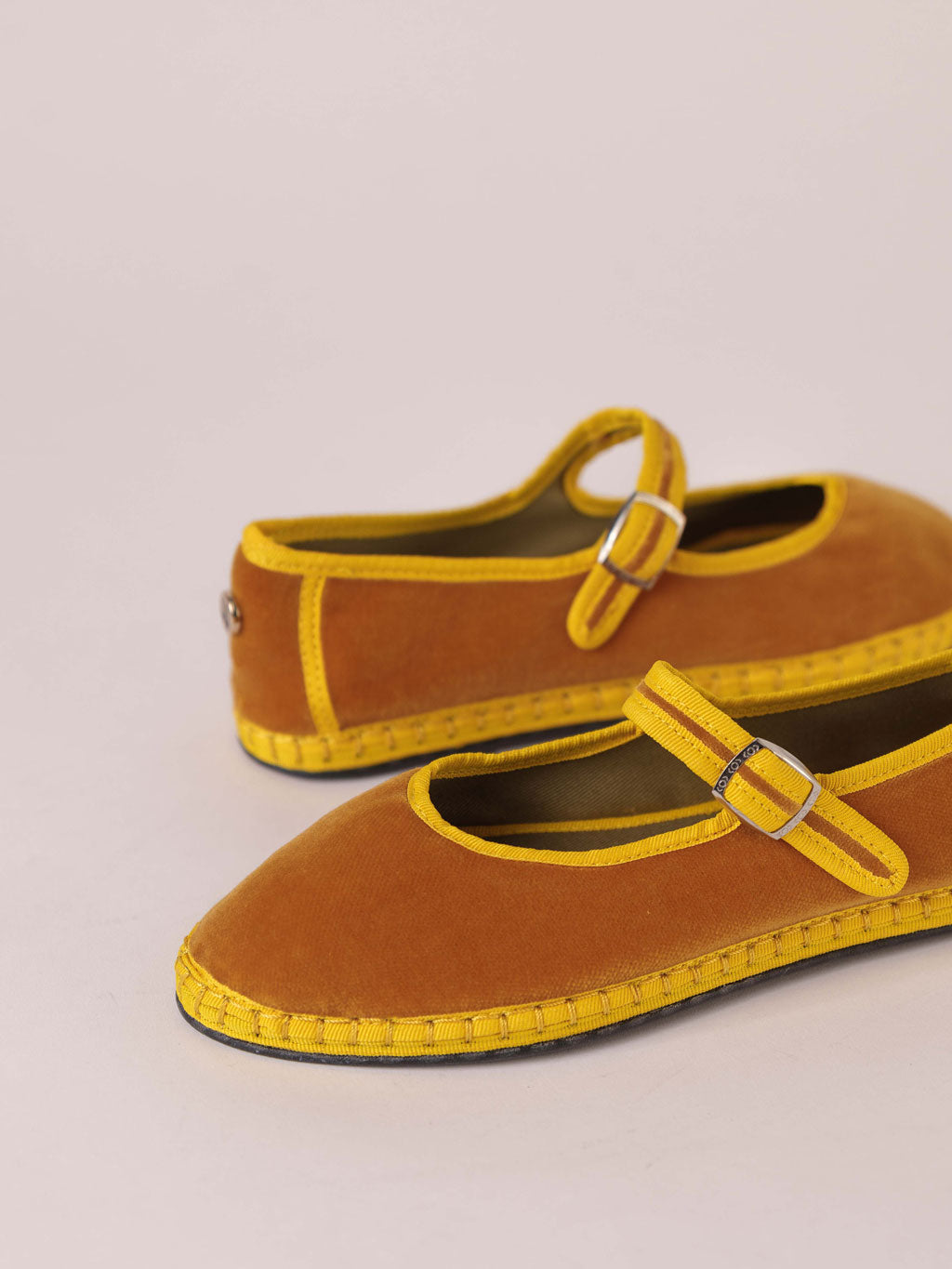 Bailarina-de-terciopelo-Svetis-Mary-Jane-Lemon