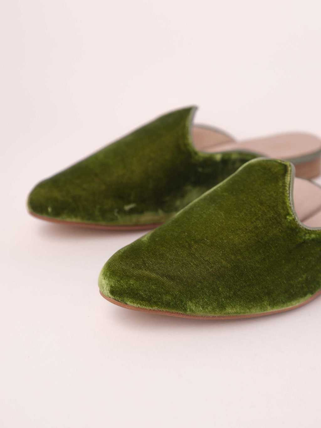 mules-de-terciopelo-verde