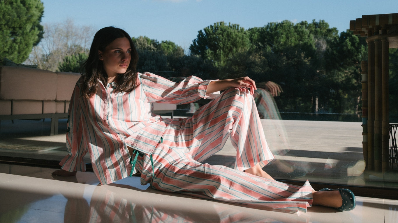 Modelo usando set pijamero de Sveti Stefan