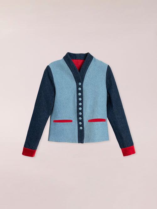 Chaqueta de corte loden en denim azul con detalles de terciopelo rojo