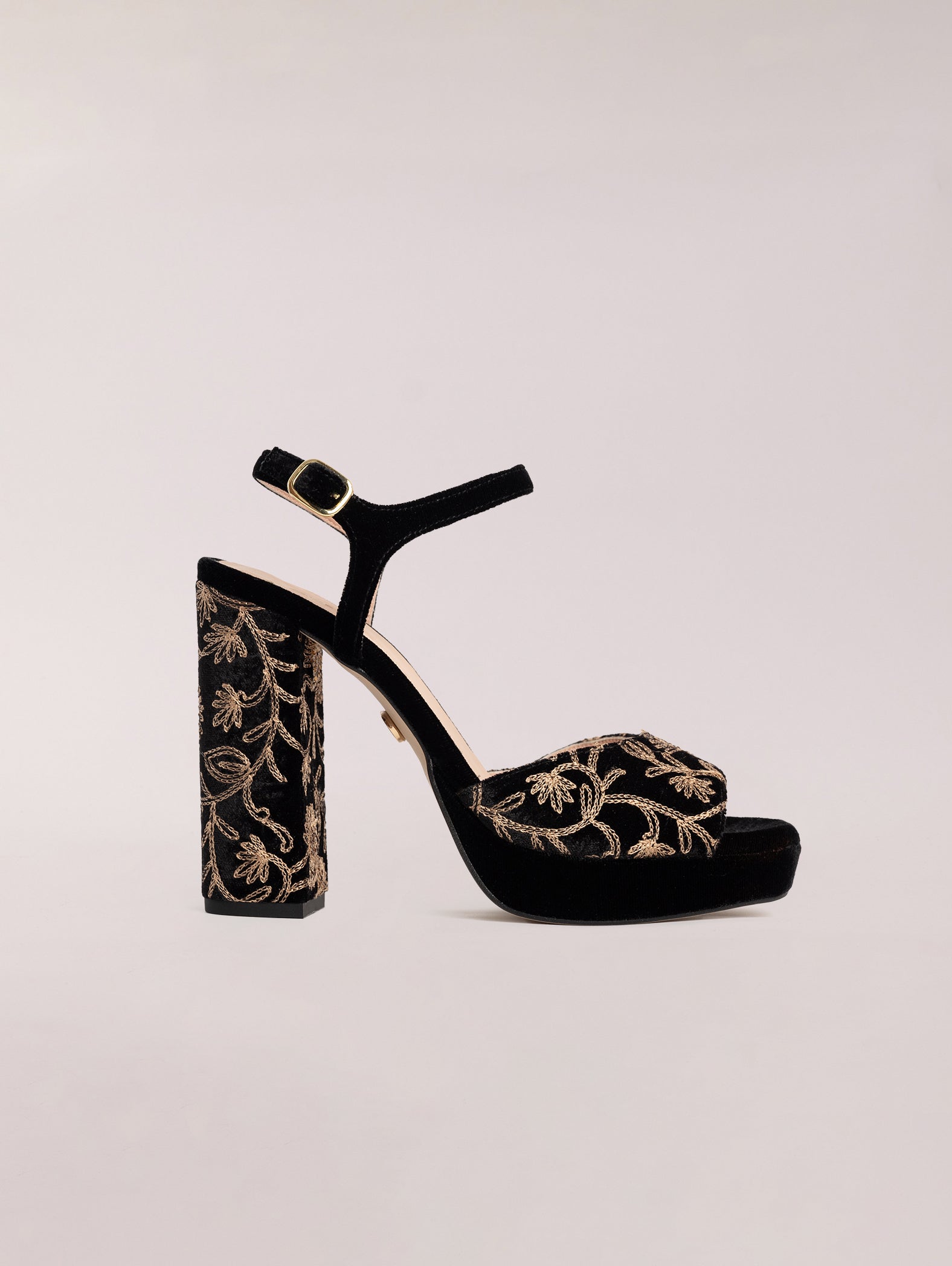 zapatos-de-tacón-negros-de-terciopelo