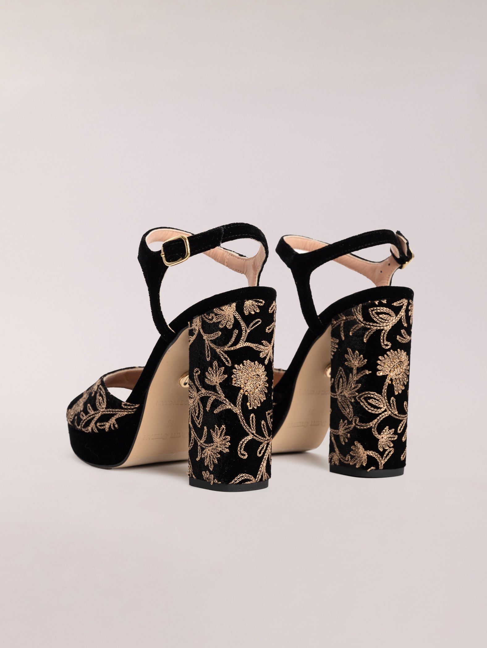 zapatos-de-tacón-negros-de-terciopelo
