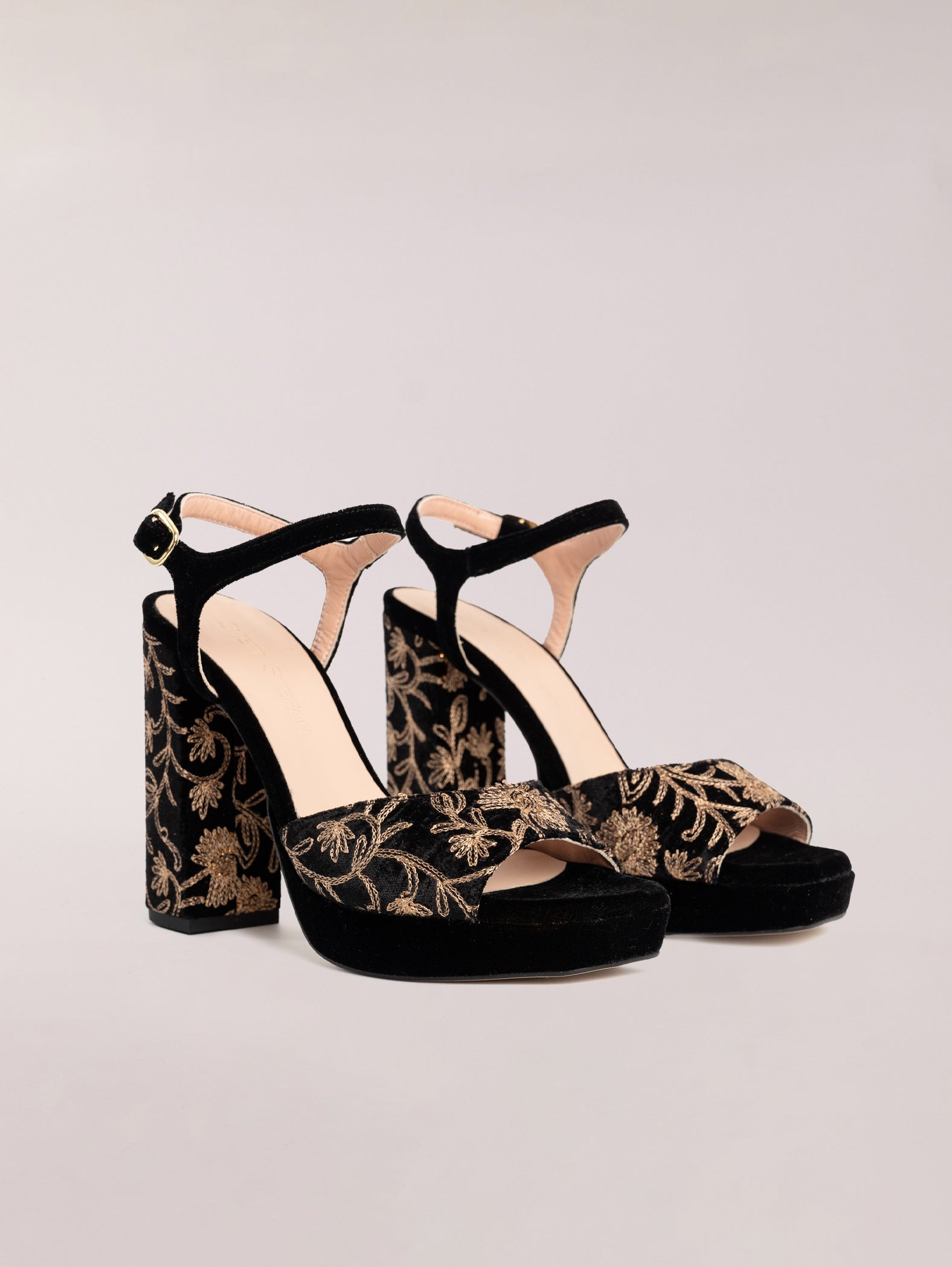 zapatos-de-tacón-negros-de-terciopelo