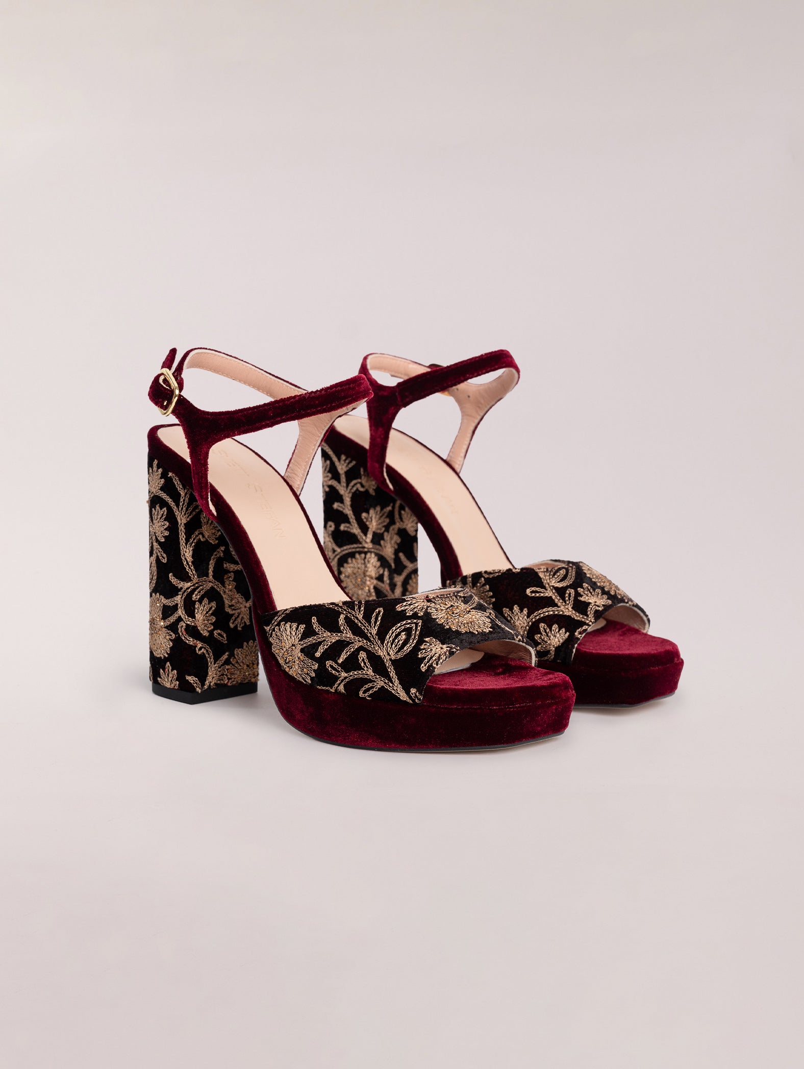 zapatos-de-tacón-burdeos-de-terciopelo