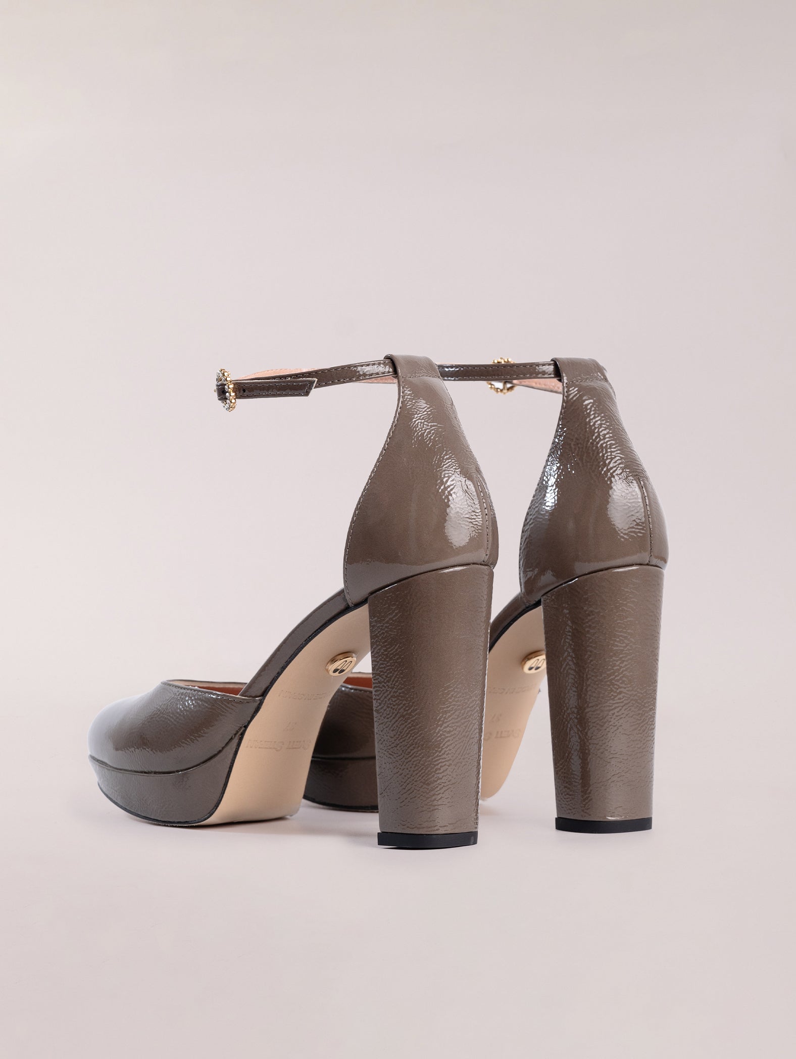 zapatos-de-tacón-gris-de-piel