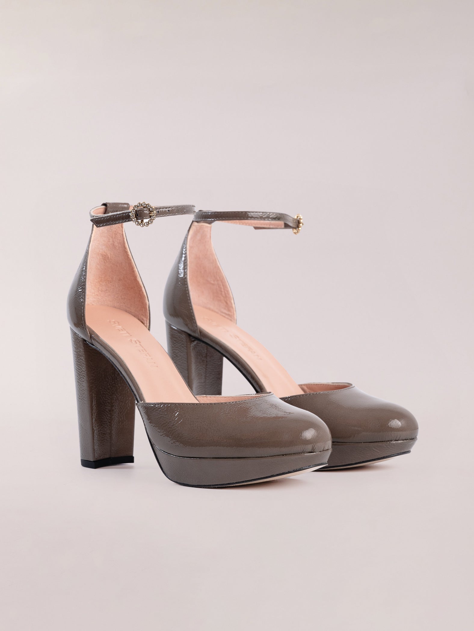 zapatos-de-tacón-gris-de-piel