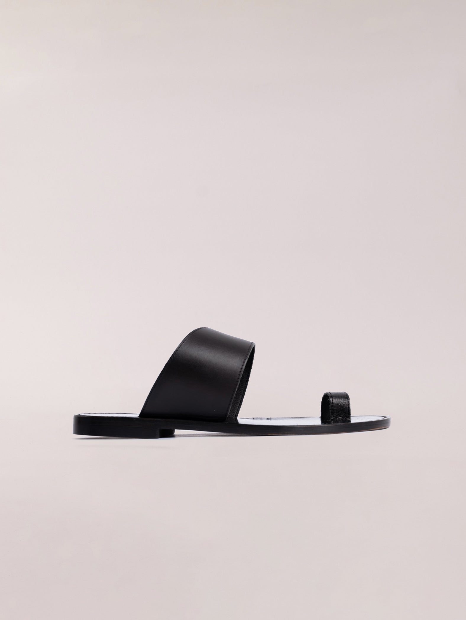 sandalias-planas-de-dedo-negra