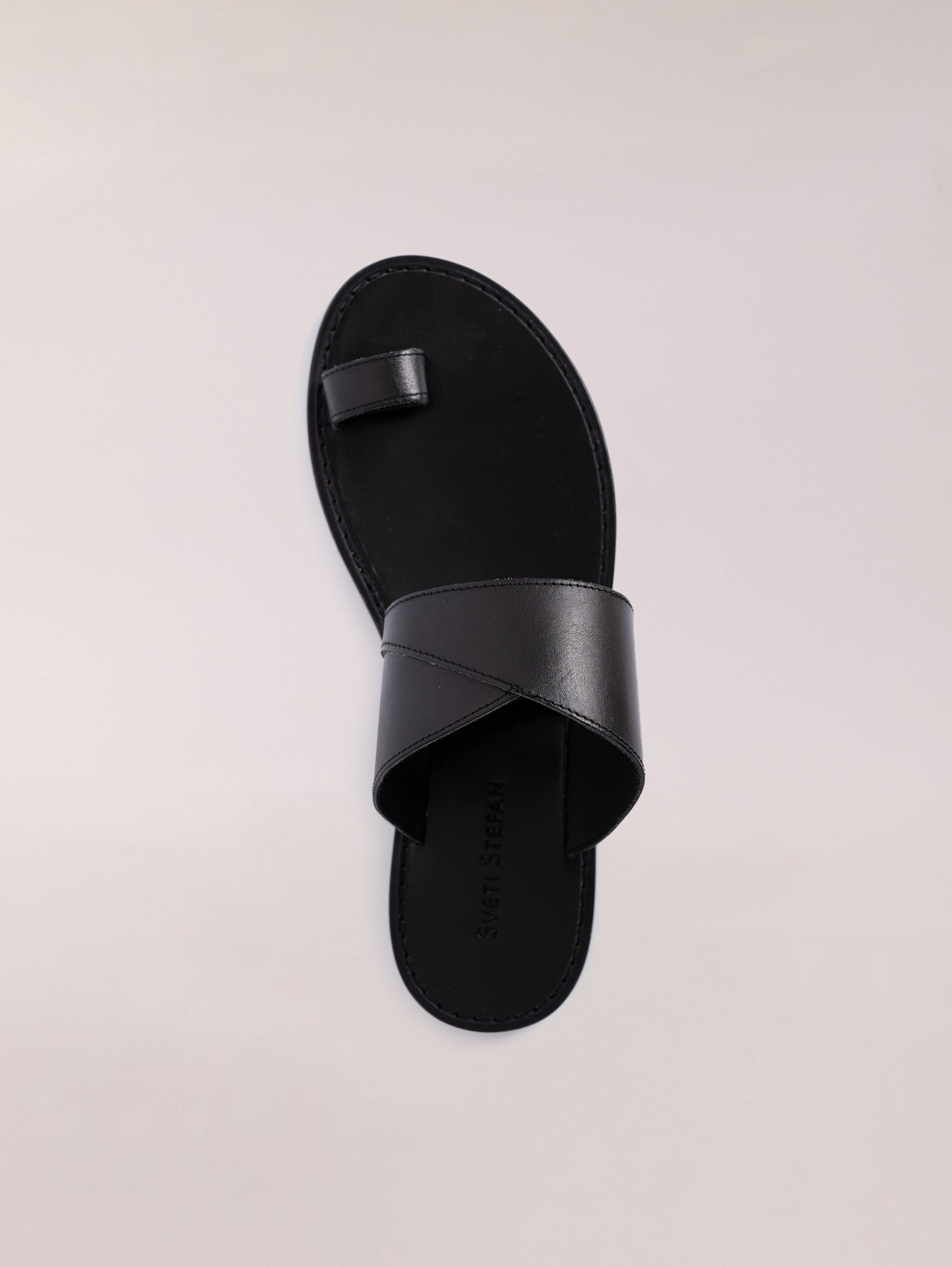 sandalias-planas-de-dedo-negra