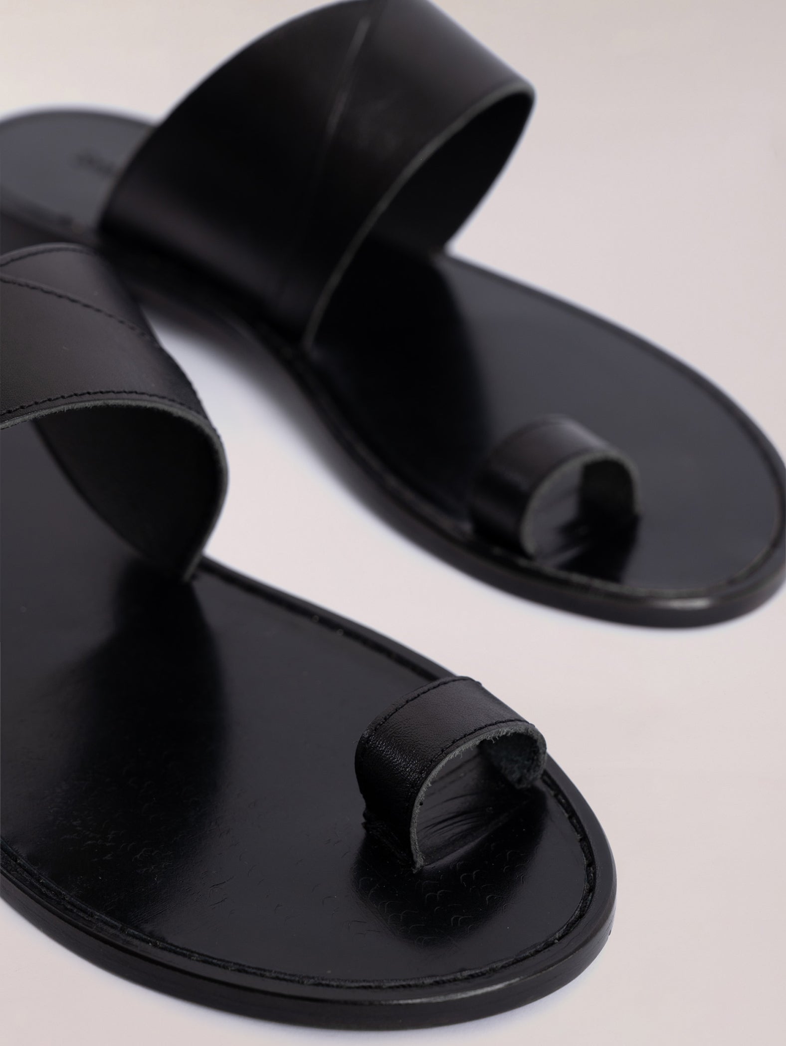 sandalias-planas-de-dedo-negra
