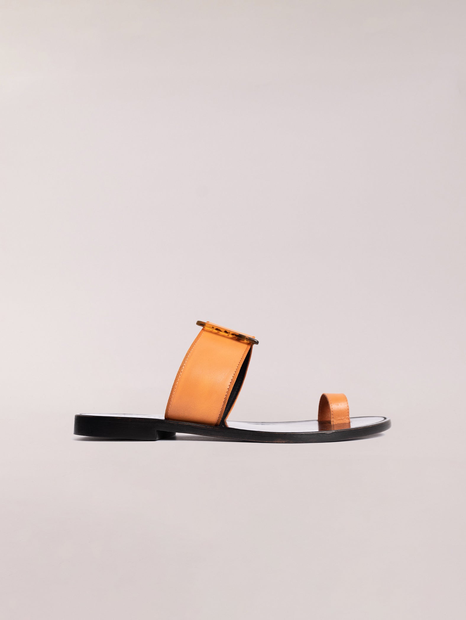 sandalias-planas-de-piel-con-hebilla-naranja
