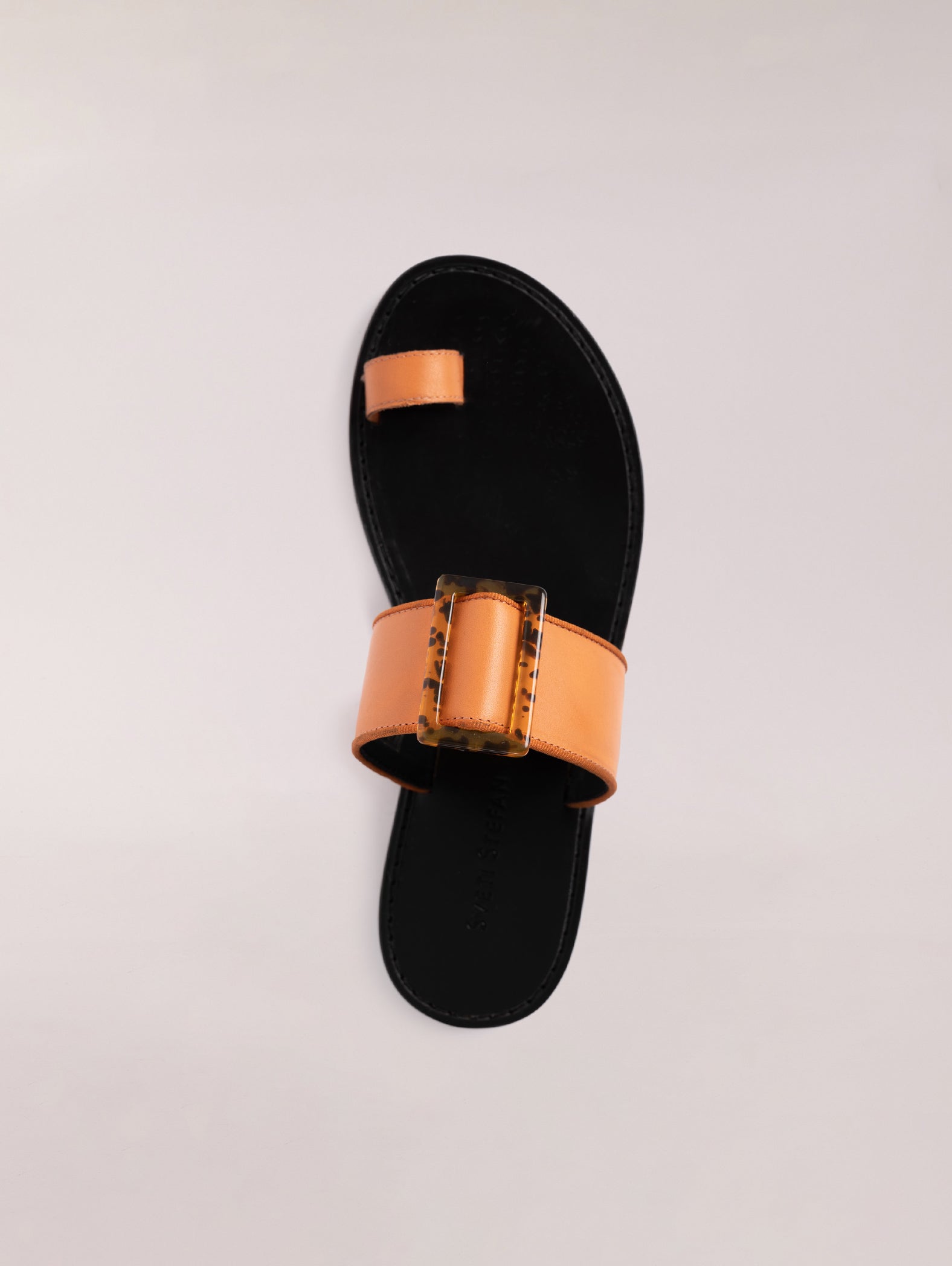 sandalias-planas-de-piel-con-hebilla-naranja