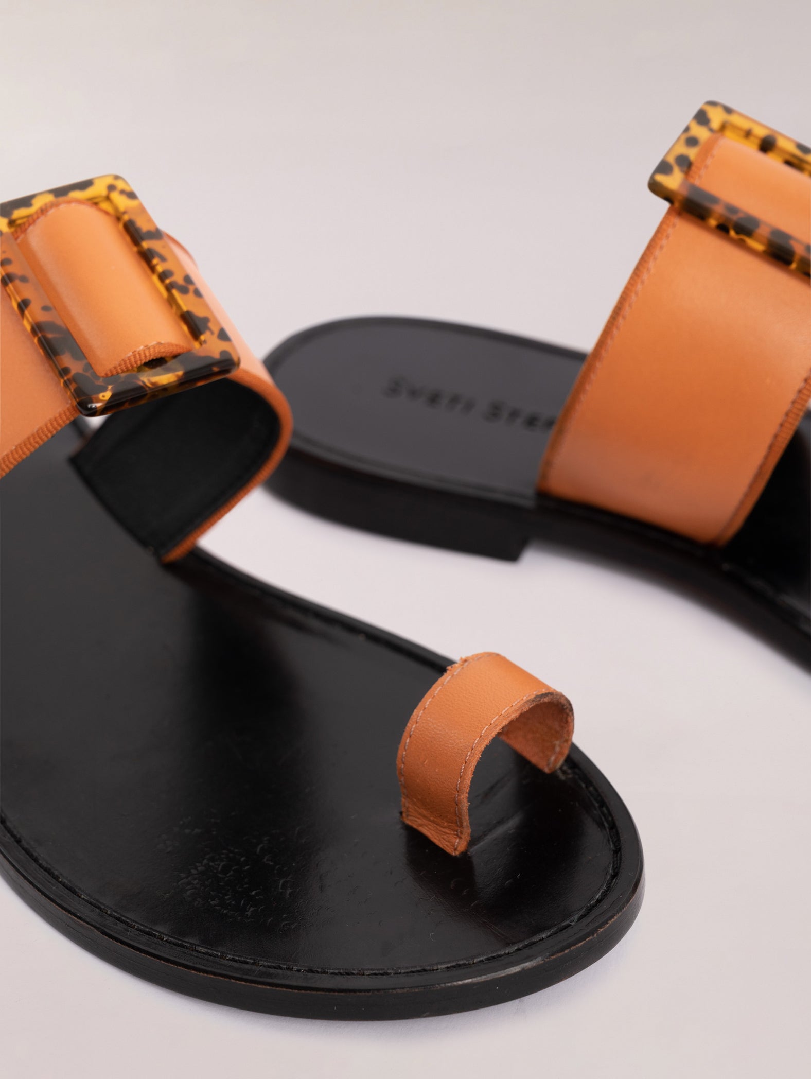 sandalias-planas-de-piel-con-hebilla-naranja