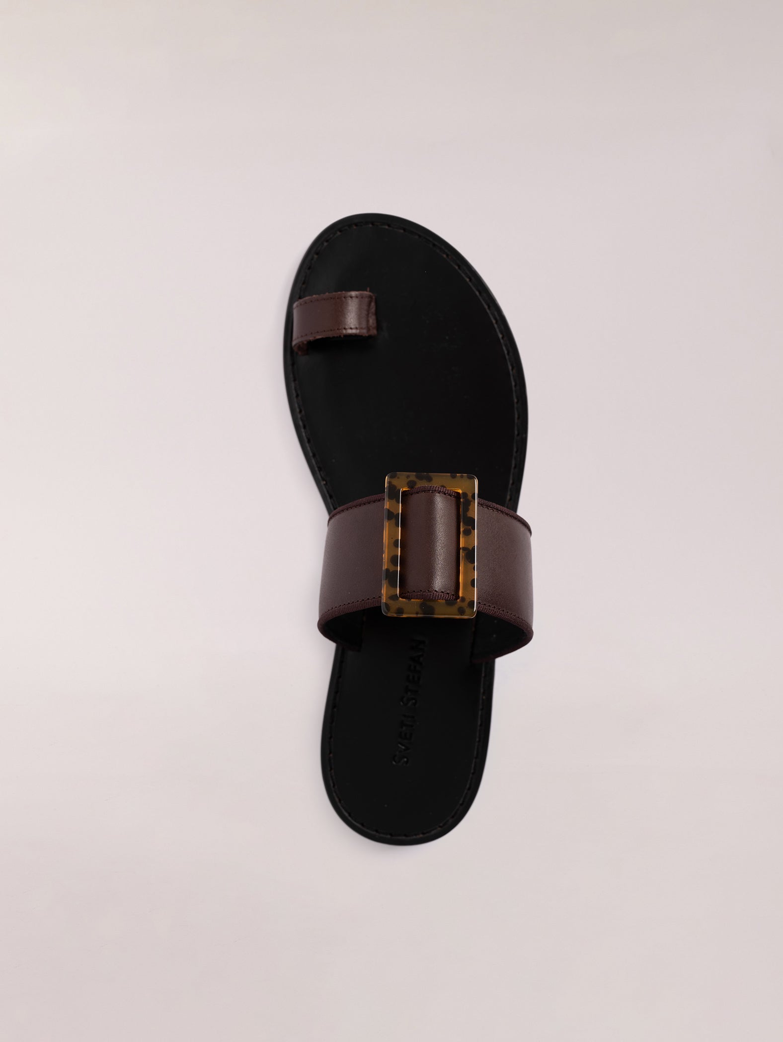 sandalias-planas-de-piel-con-hebilla-marrón