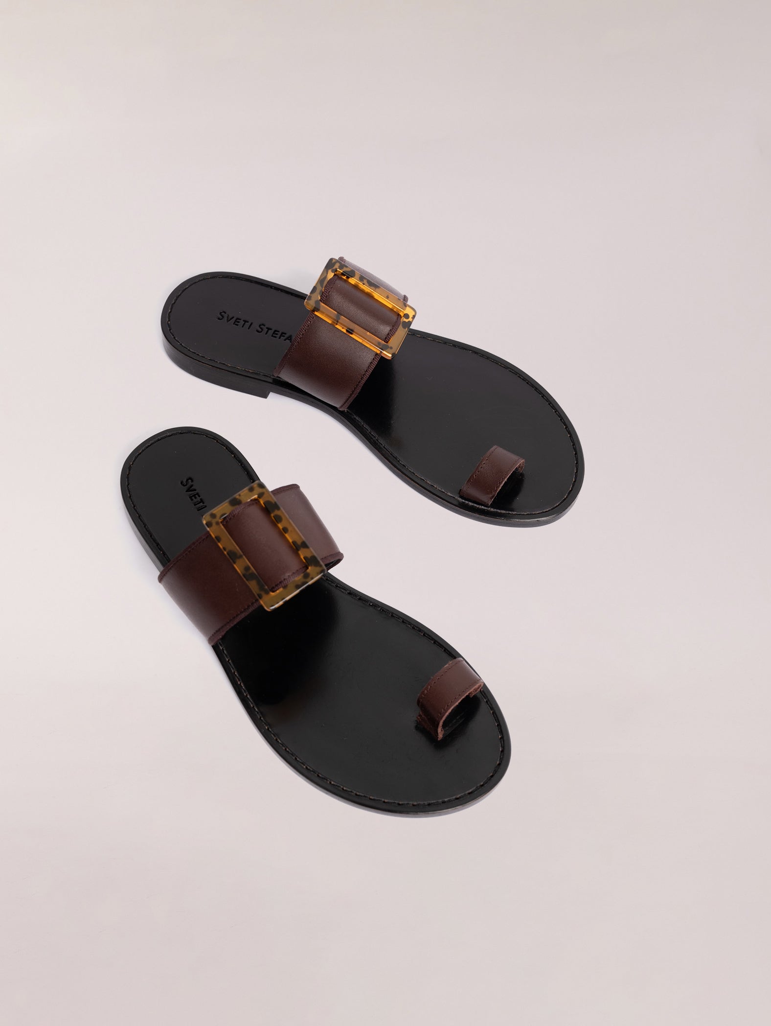 sandalias-planas-de-piel-con-hebilla-marrón